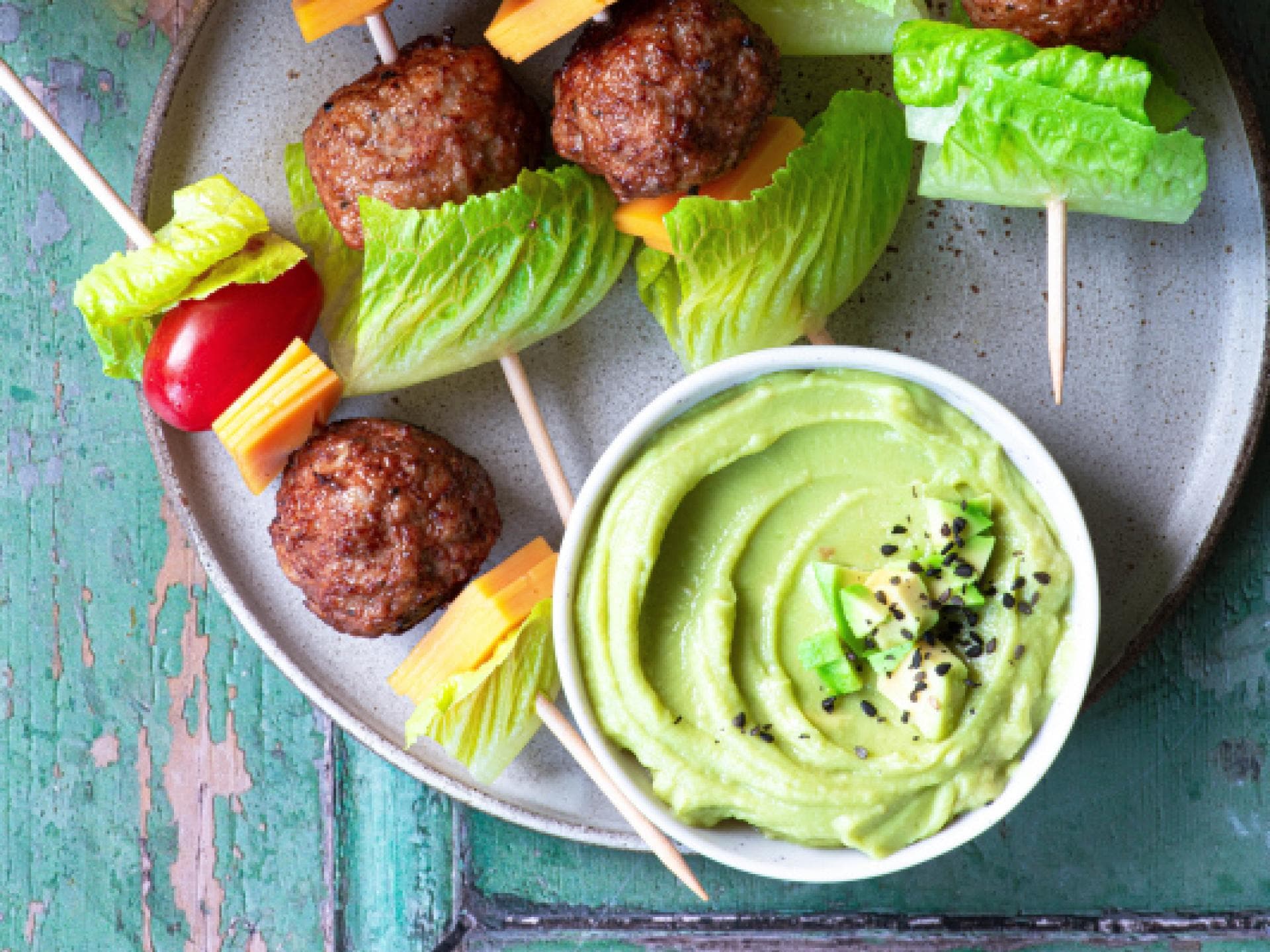 Burger-Spieße mit Avocado-Mayonnaise