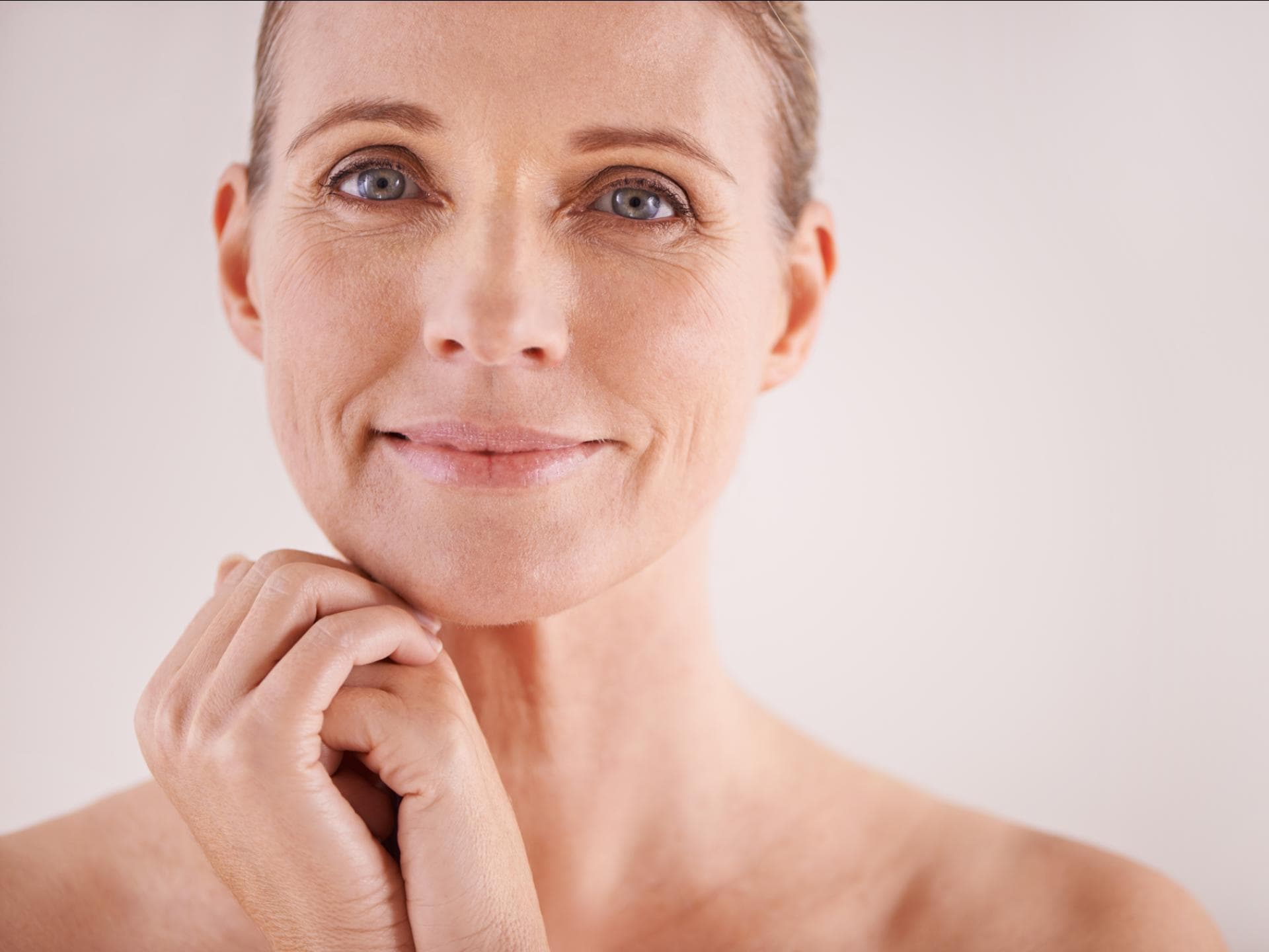 Frau trägt die beste DD-Cream im Gesicht