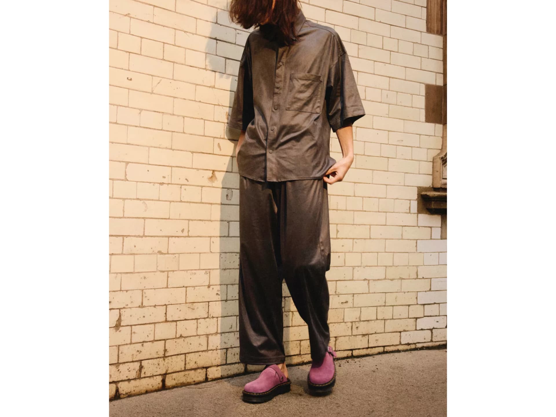 Frau in Dr. Martens Zebzag Mules