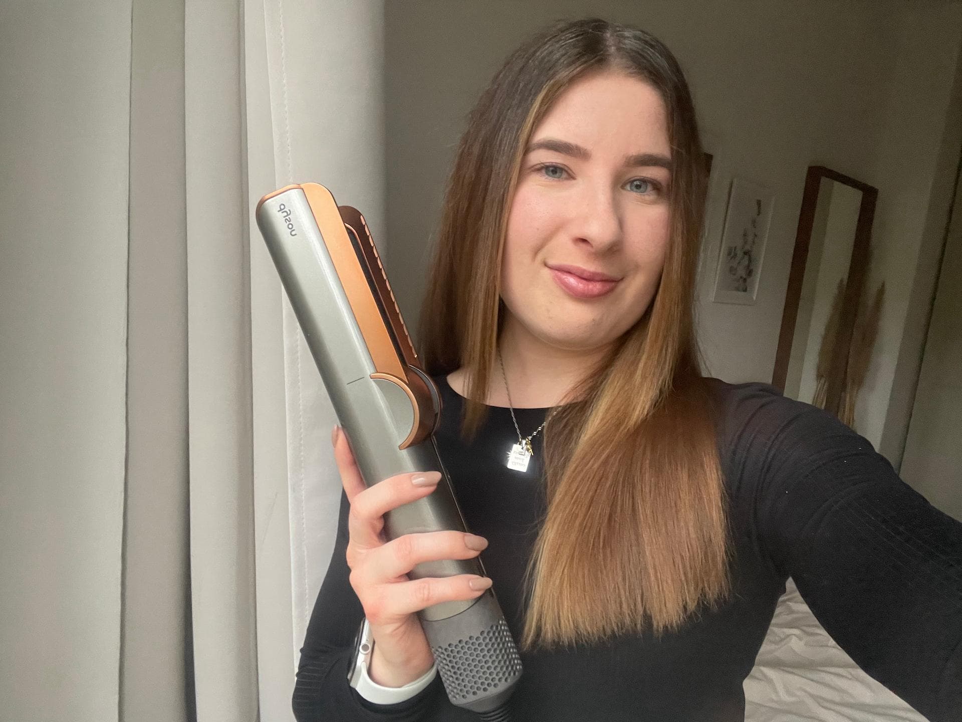 Redakteurin Laura Carstens macht den Dyson Airstrait Test.