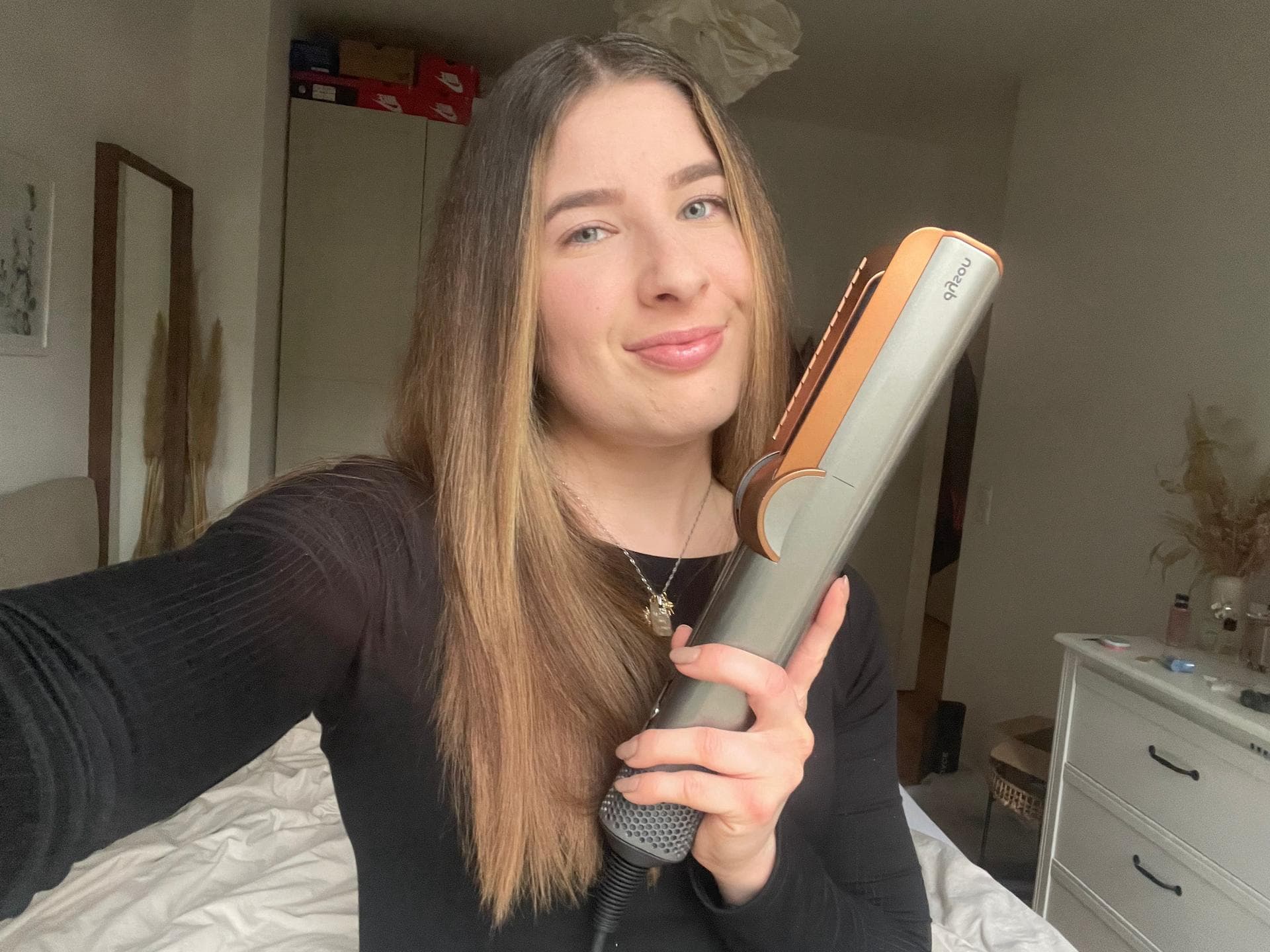 Redakteurin Laura Carstens macht den Dyson Airstrait Test.