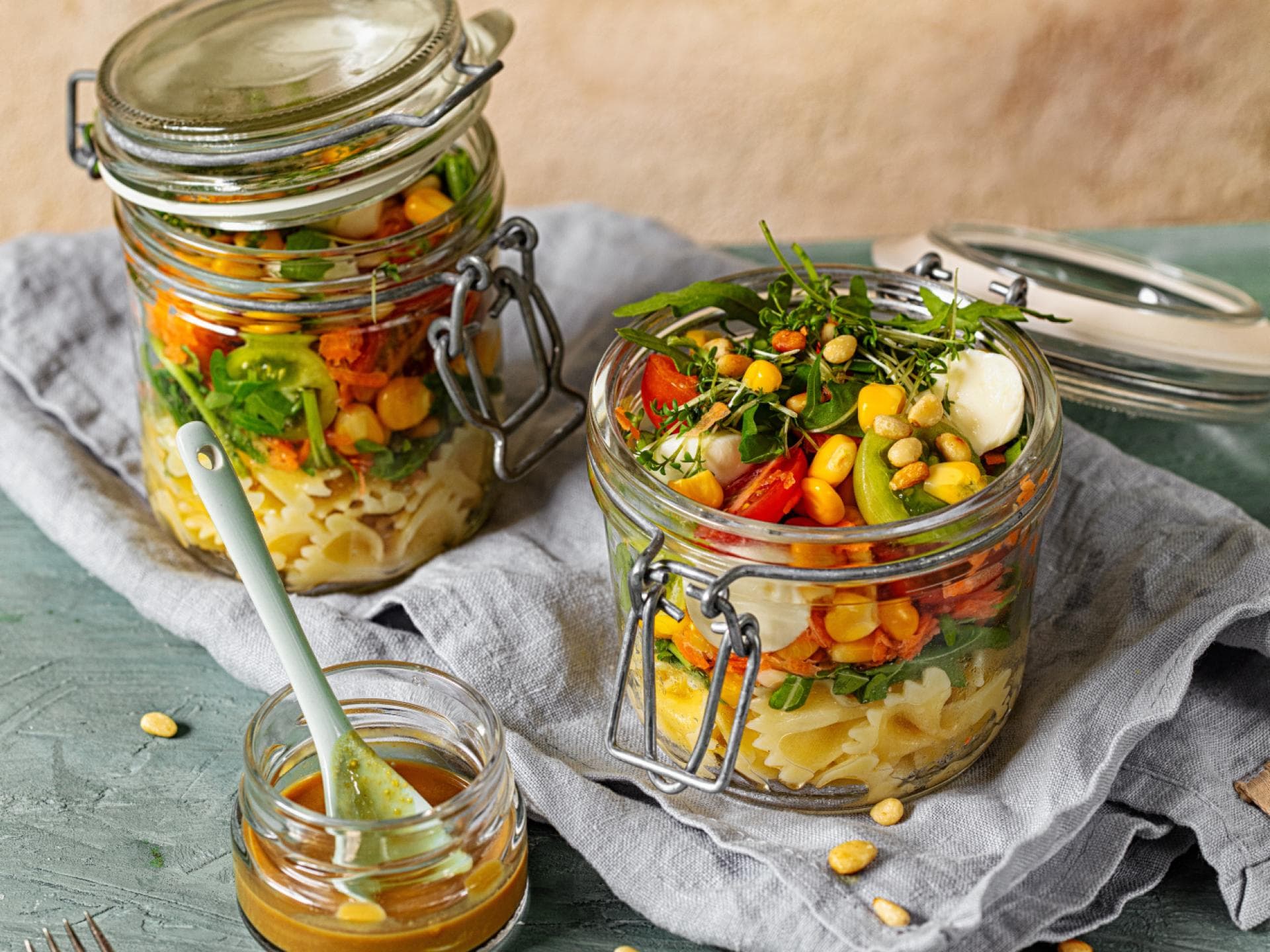 Bunter Nudelsalat im Glas