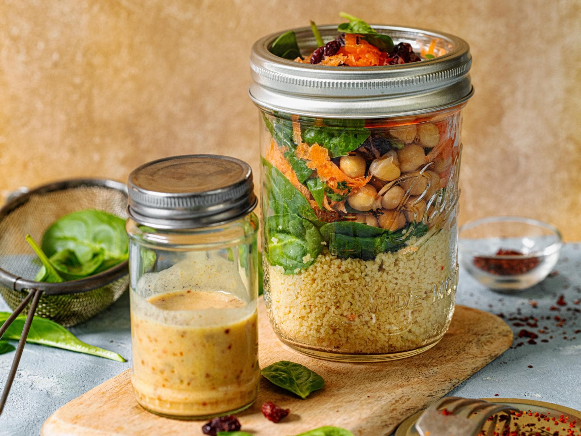 Couscous mit Kichererbsen und Spinat im Glas