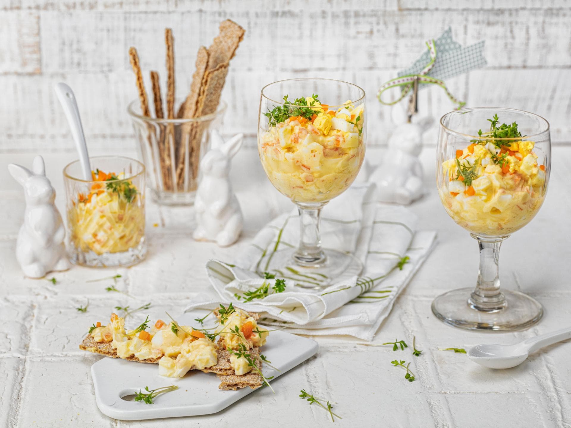 Eiersalat mit Möhren, Kurkuma und Kresse im Glas Eiersalat mit Möhren, Kurkuma und Kresse im Glas