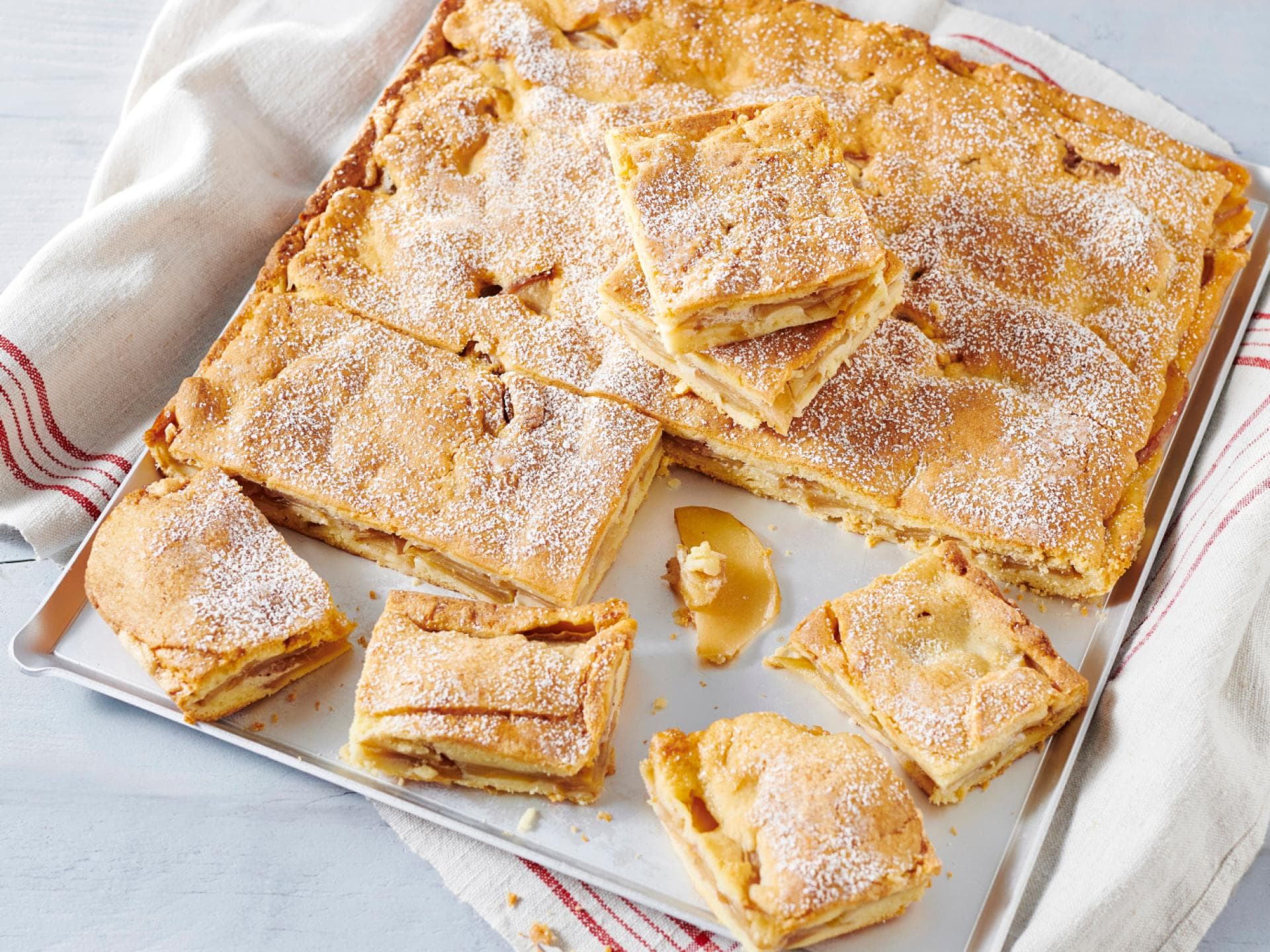 Apfelkuchen mit Puderzucker vom Blech