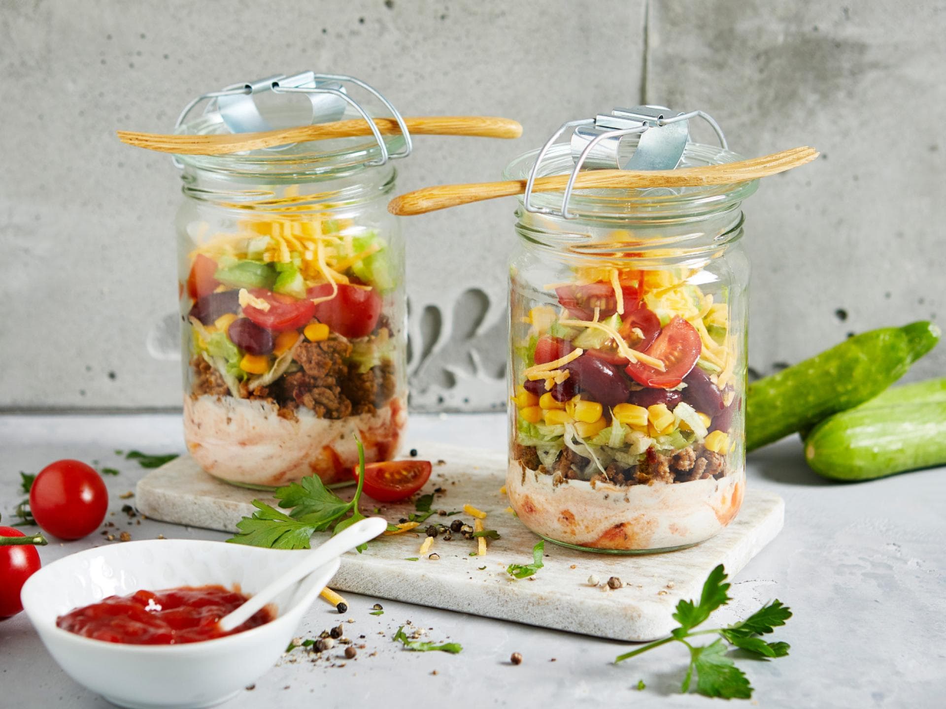 Geschichteter Hackfleischsalat im Glas