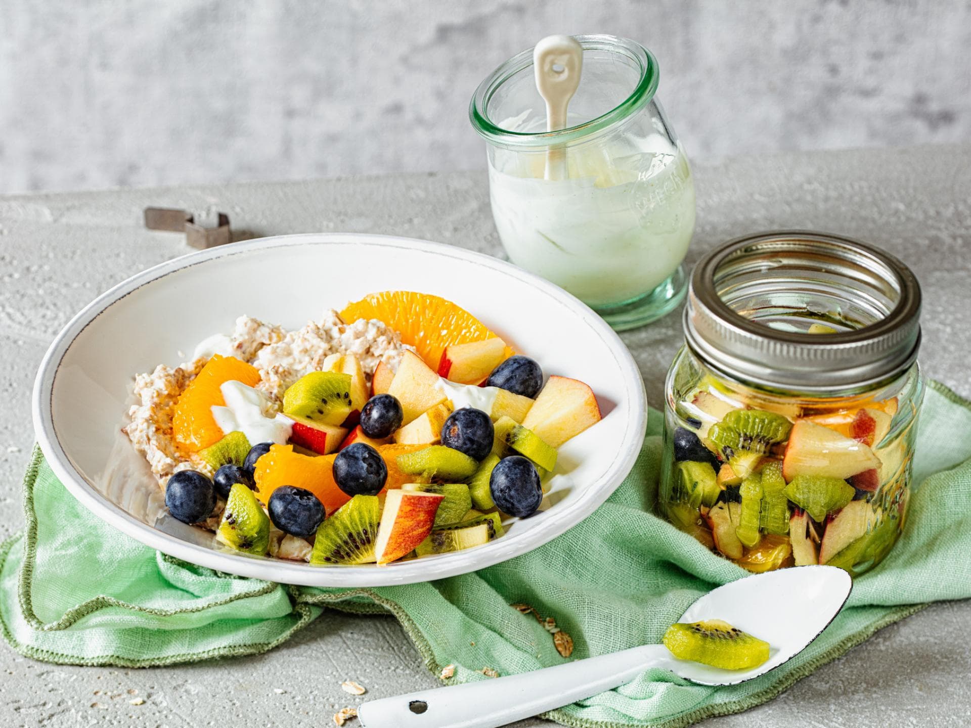 Obst und Joghurt in einer Schale