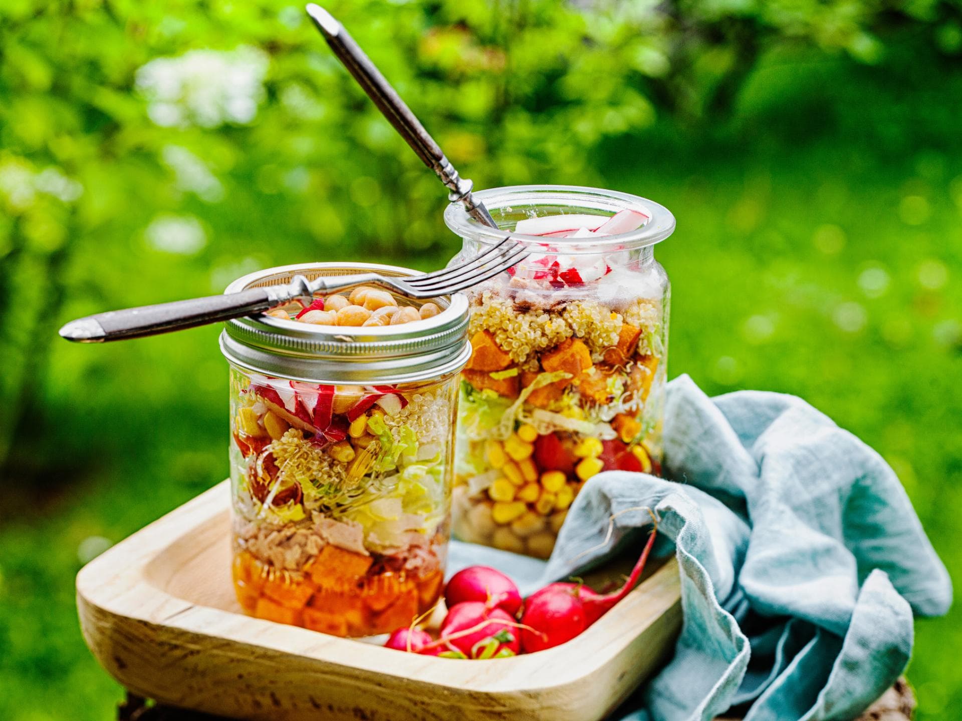 Quinoa-Salat mit Kichererbsen und Thunfisch im Glas