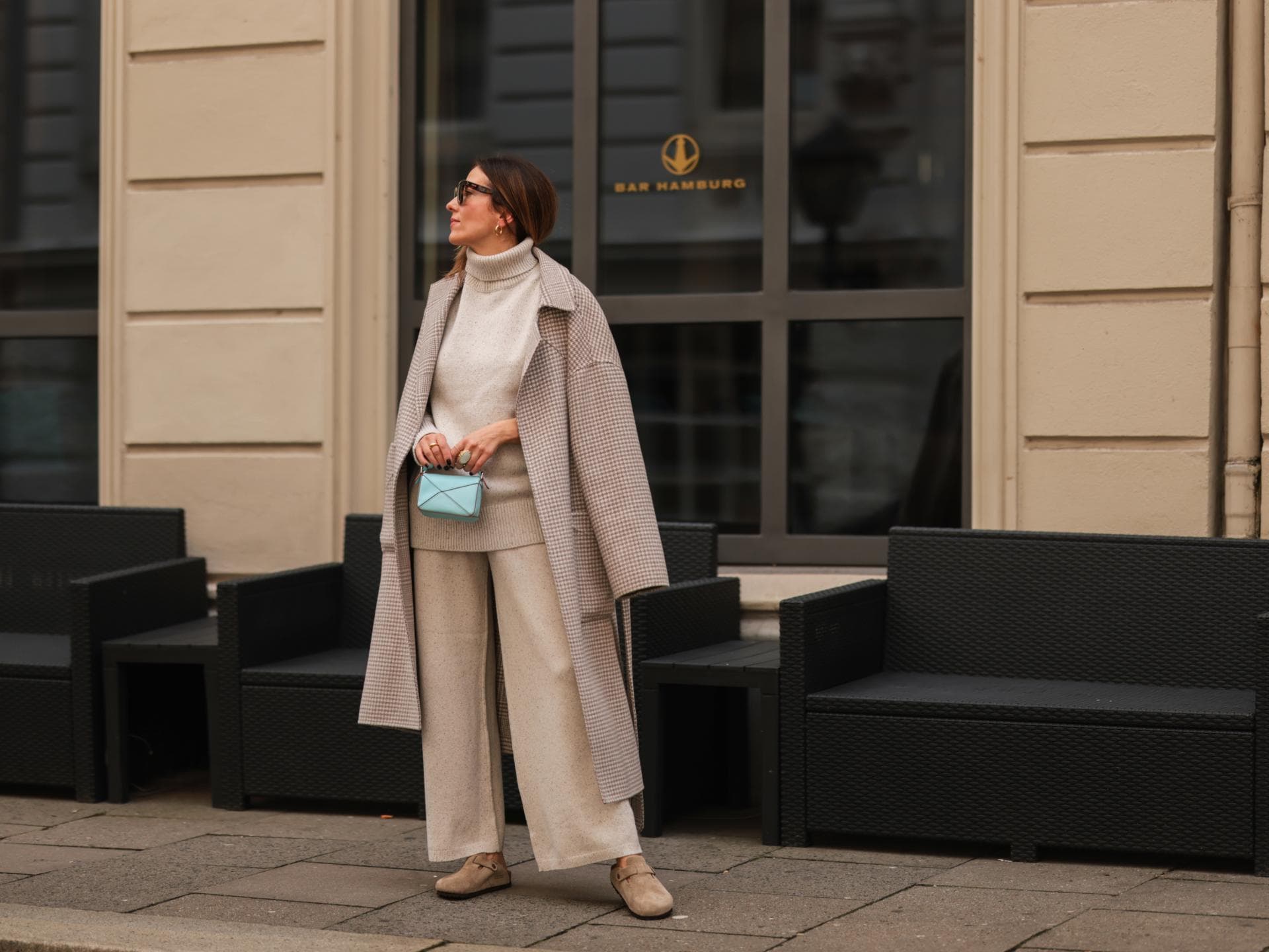Frau trägt beige Strickhose