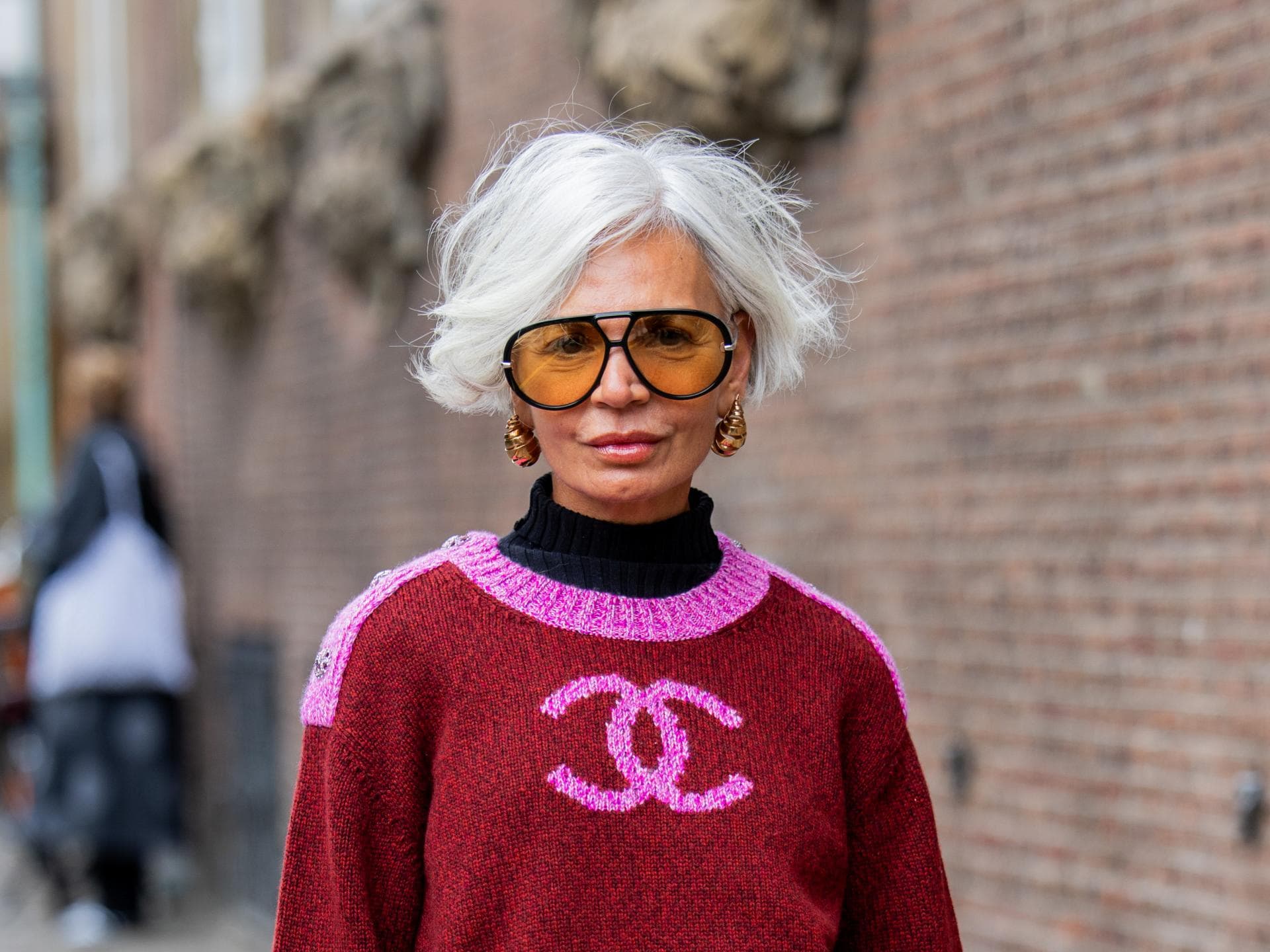 Frisuren ab 60 mit Brille 