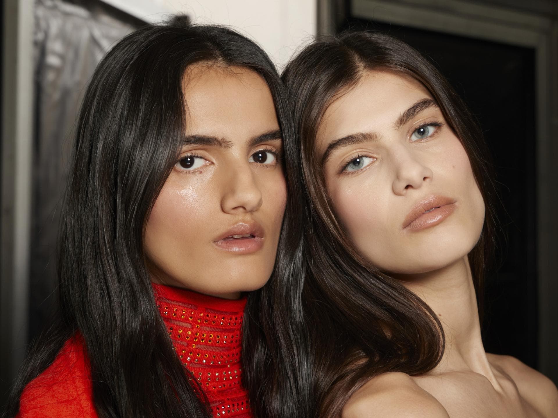 Frauen mit glänzendem Haar und natürlichem Make-up