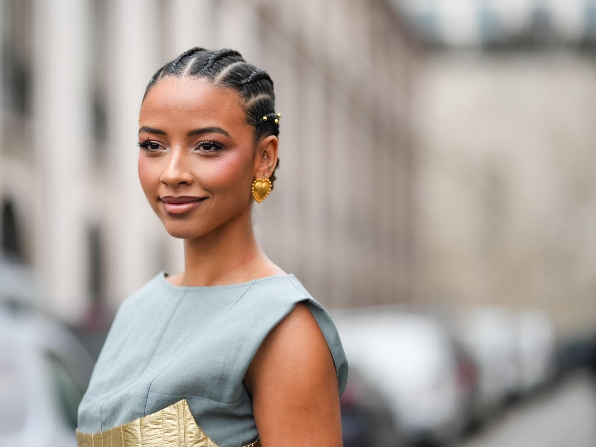 Frau trägt herzförmige Ohrringe im eleganten Streetstyle