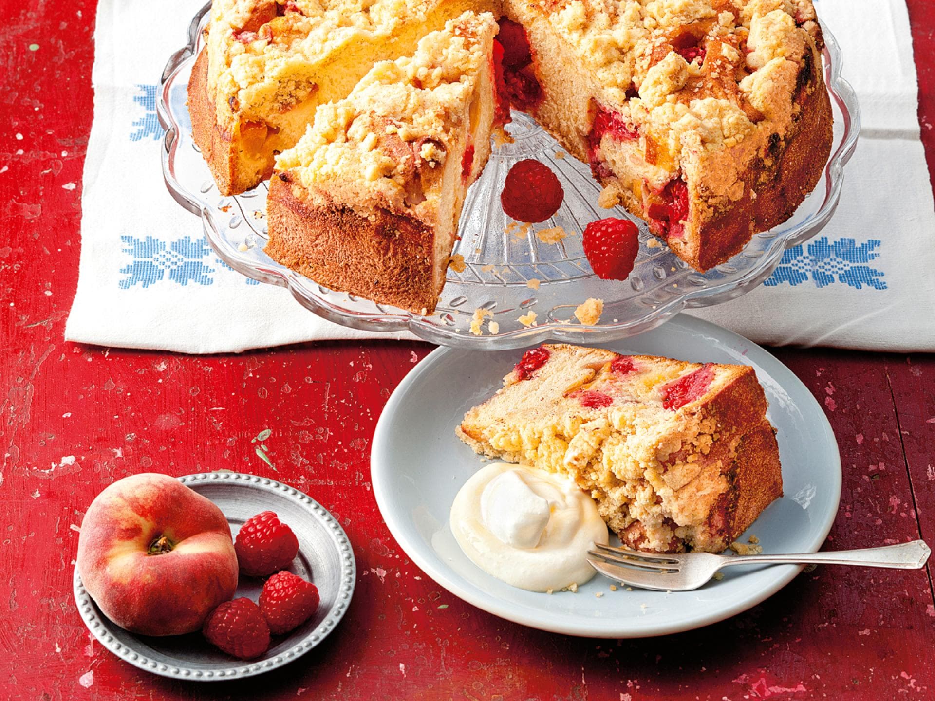 Himbeer-Pfirsich-Streuselkuchen 