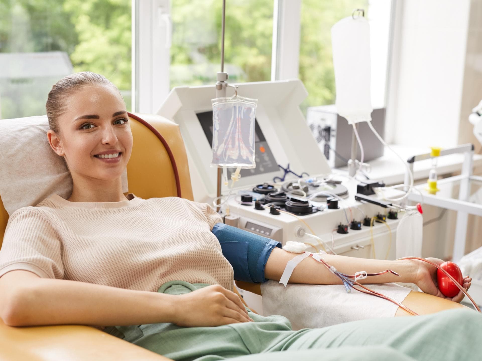 Frau liegt beim Blutspenden auf einem Sessel Frau liegt beim Blutspenden auf einem Sessel