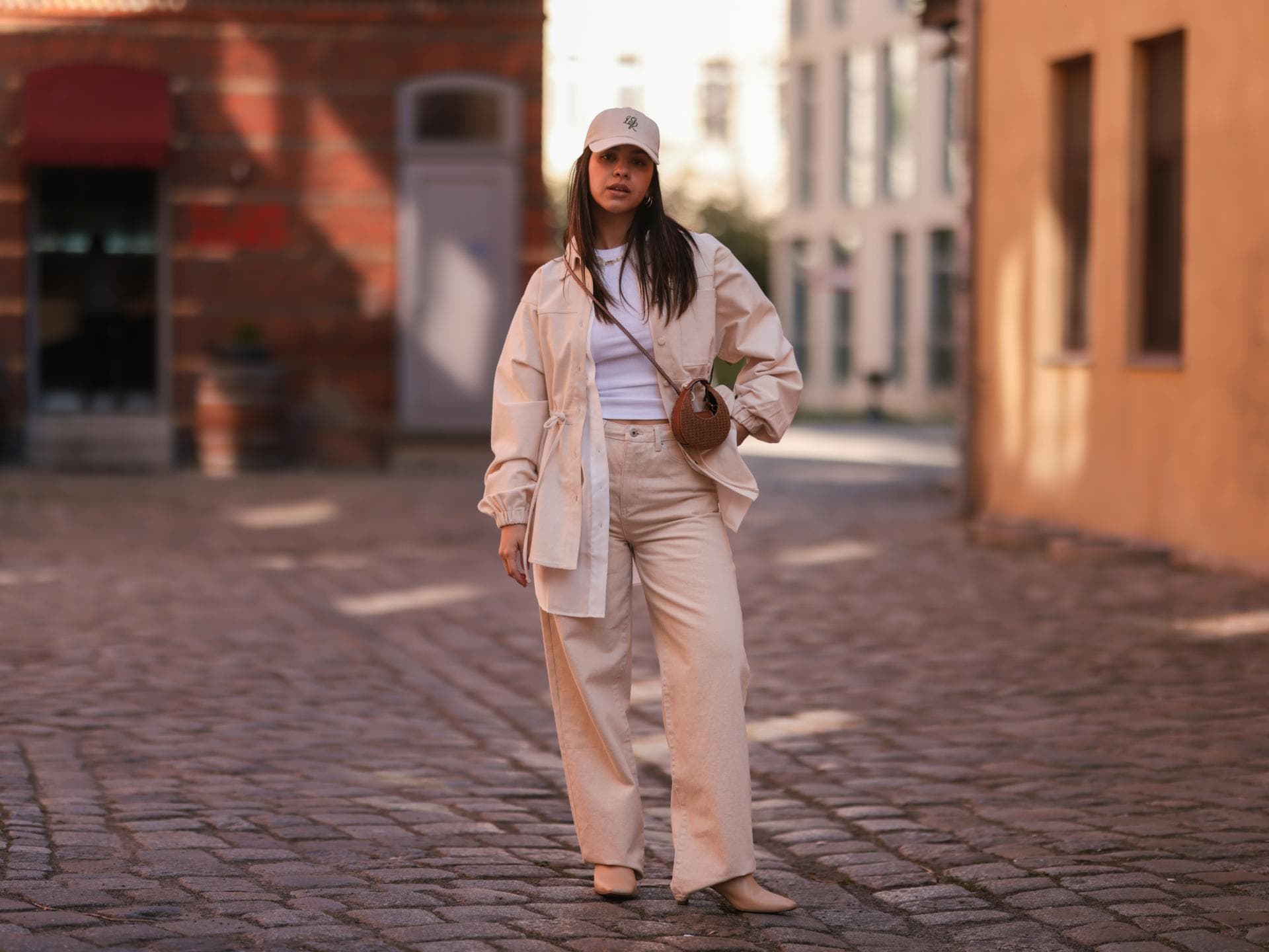 Frau in beigem Ton-in-Ton-Outfit Frau in beigem Ton-in-Ton-Outfit