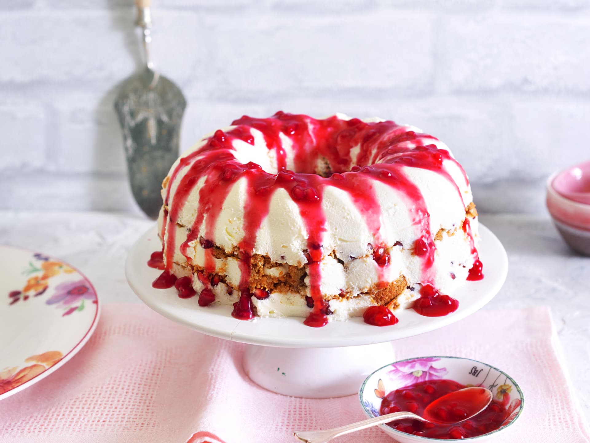 Käsekuchen-Gugelhupf mit Himbeeren