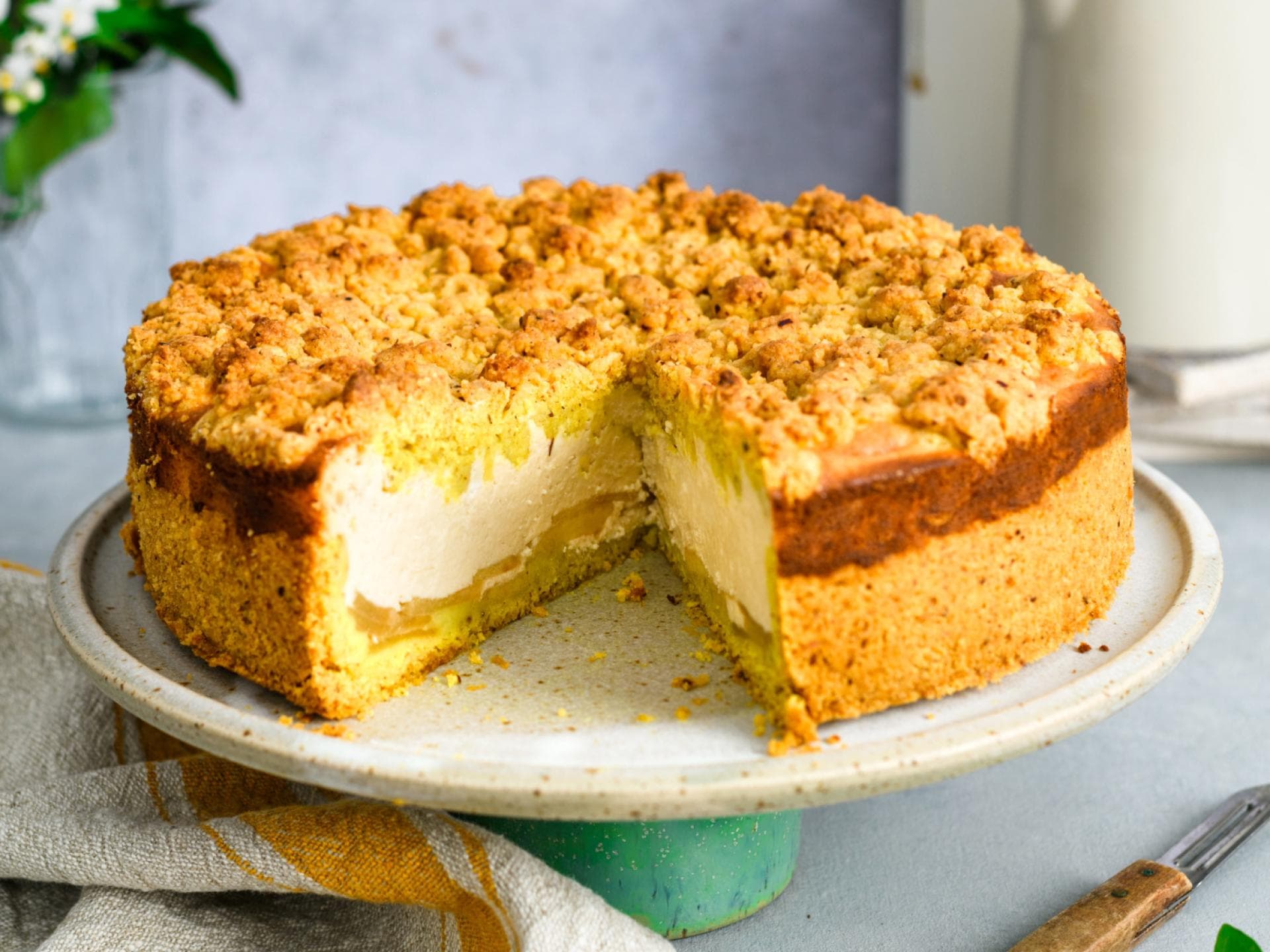 Käsekuchen mit Streuseln und Apfel 