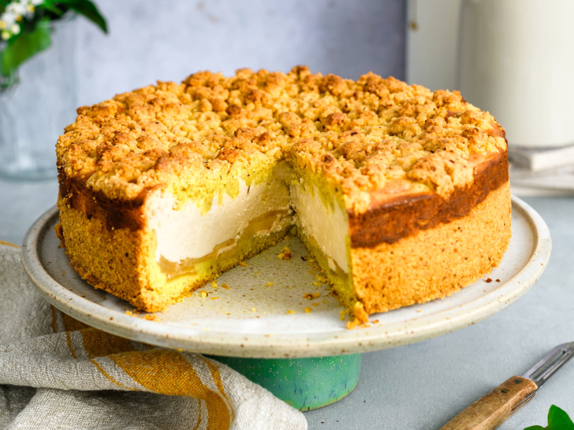 Käsekuchen mit Apfel und Streuseln