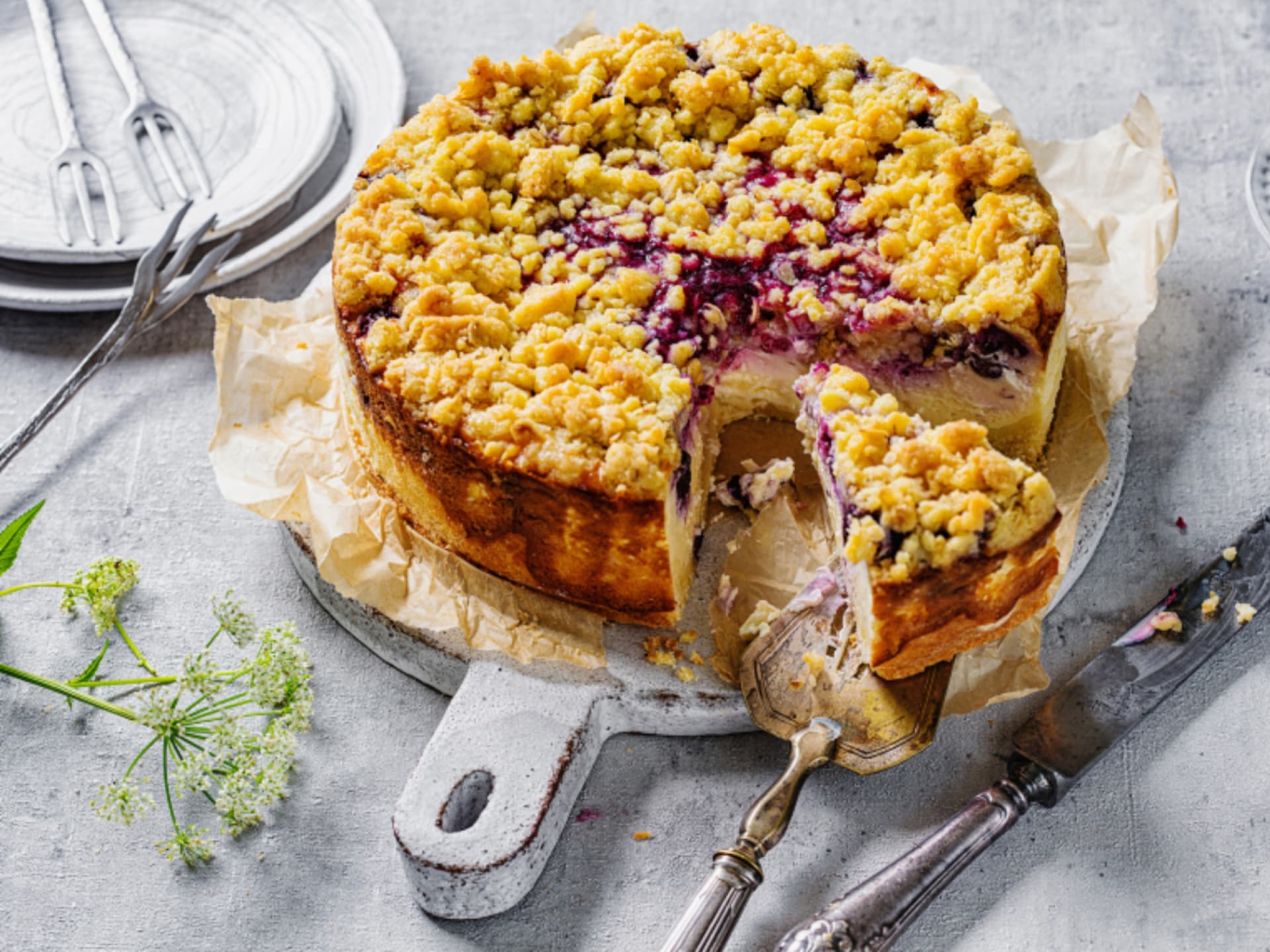 Skyr-Käsekuchen mit Haferflocken und Beeren
