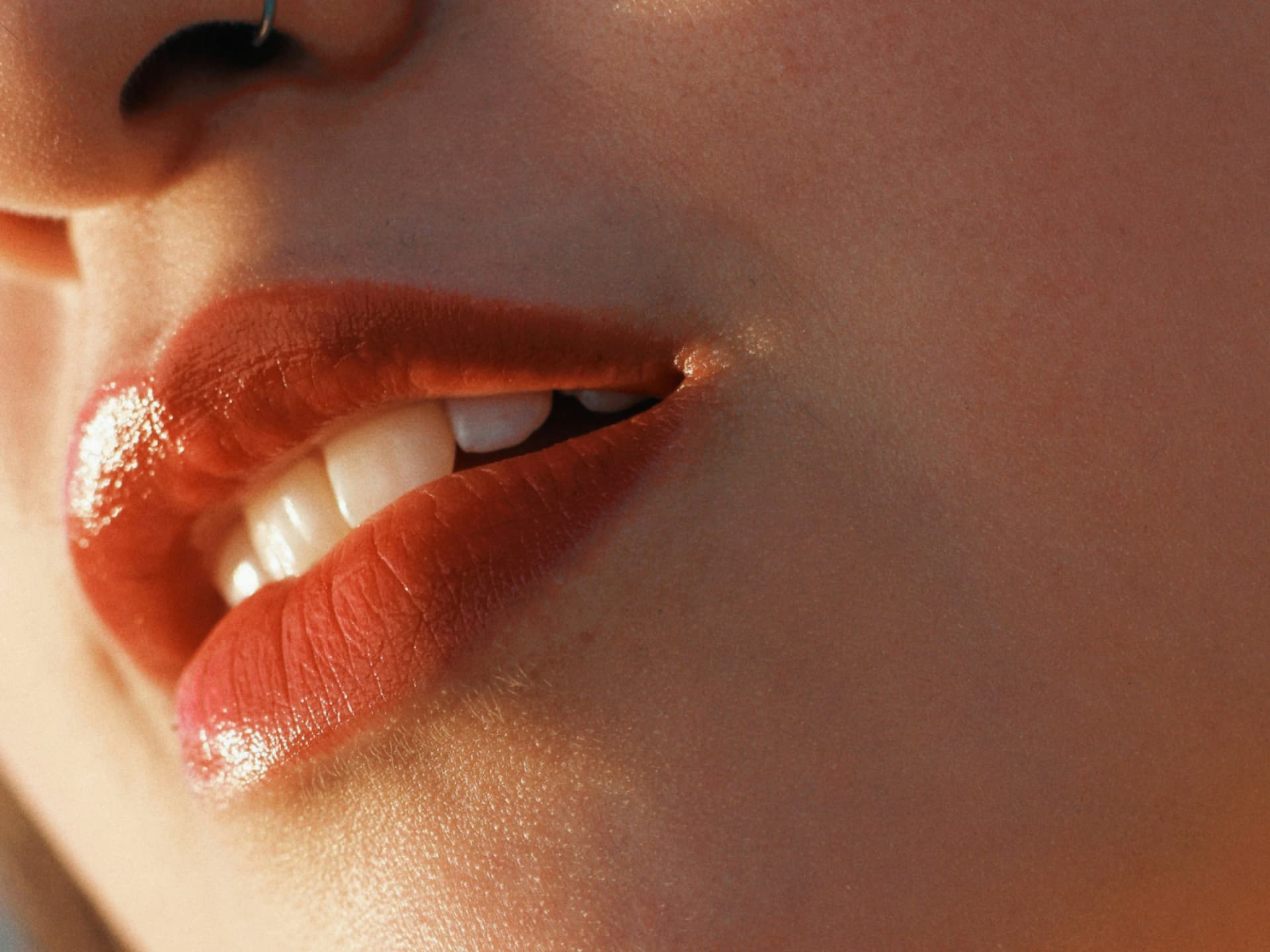 Frau mit Lip Tint von dm auf den Lippen