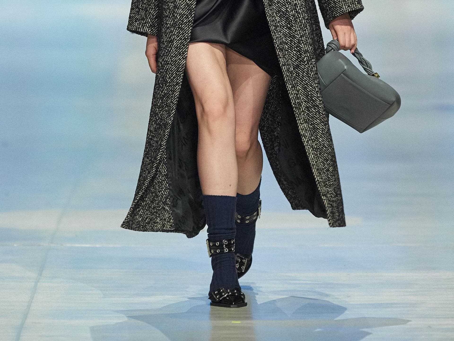 Model trägt die Slingballerinas von Ganni auf dem Runway Model trägt die Slingballerinas von Ganni auf dem Runway