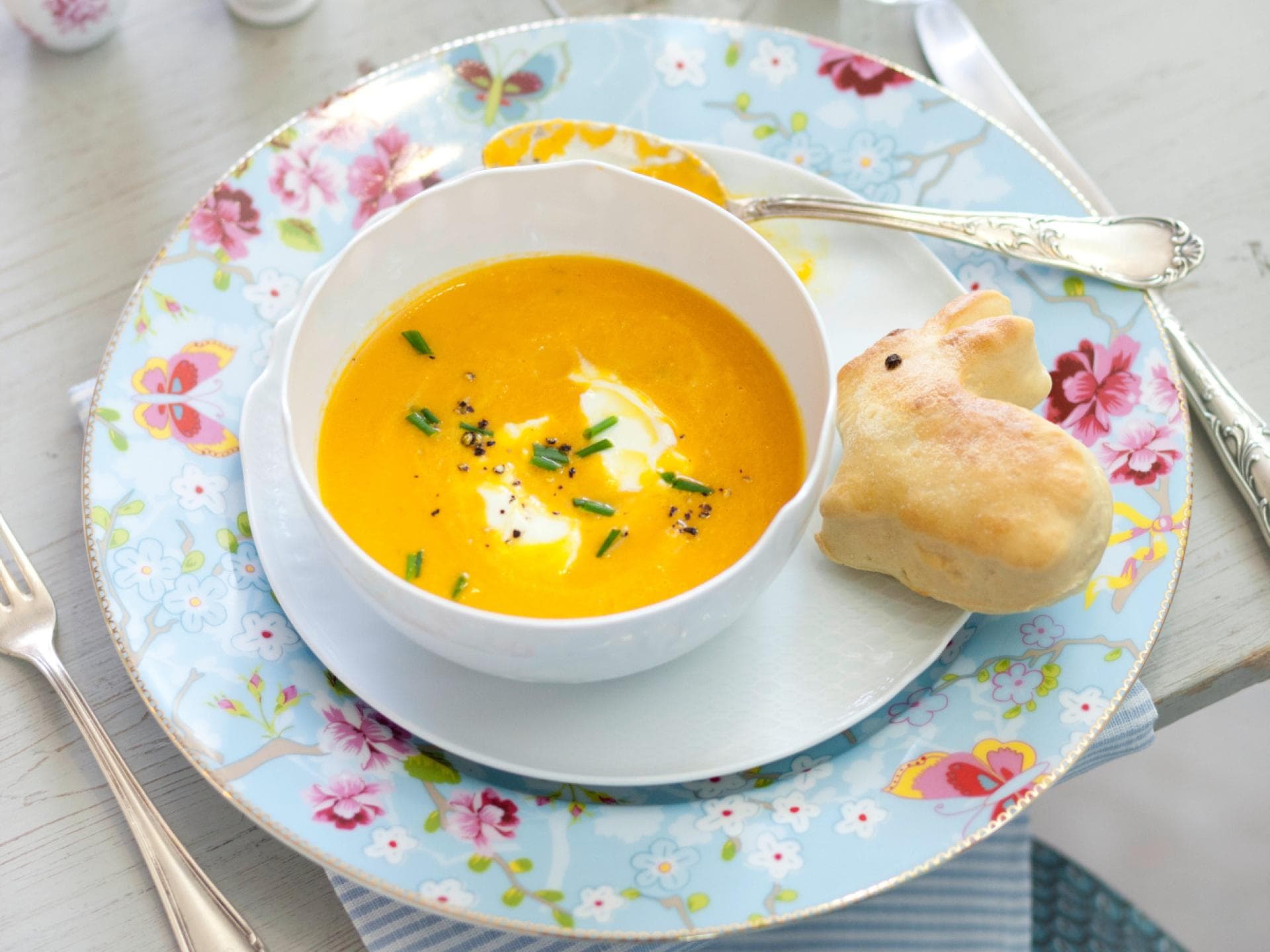 Möhrensuppe mit Osterdeko Möhrensuppe mit Osterdeko