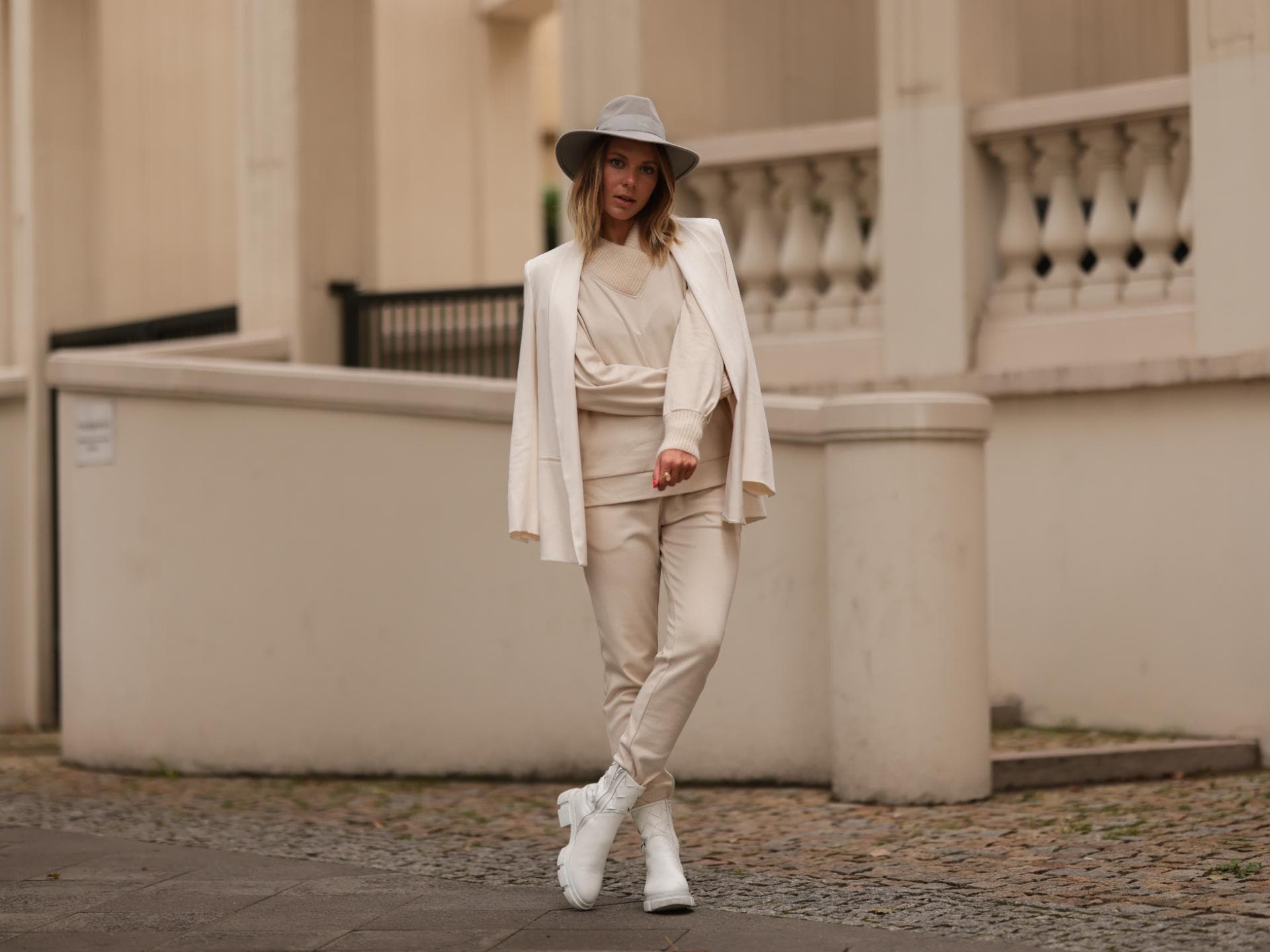 Frau mit hellem Outfit