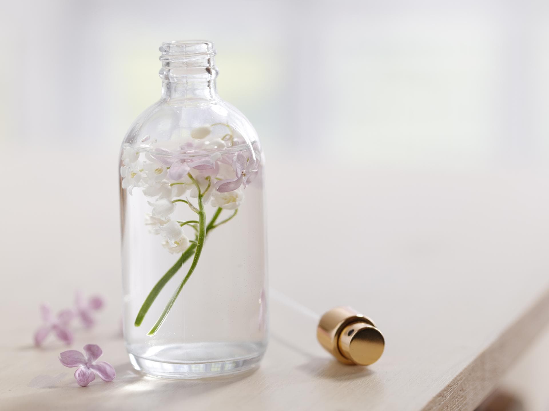 Parfums mit Maiglöckchen in der Flasche
