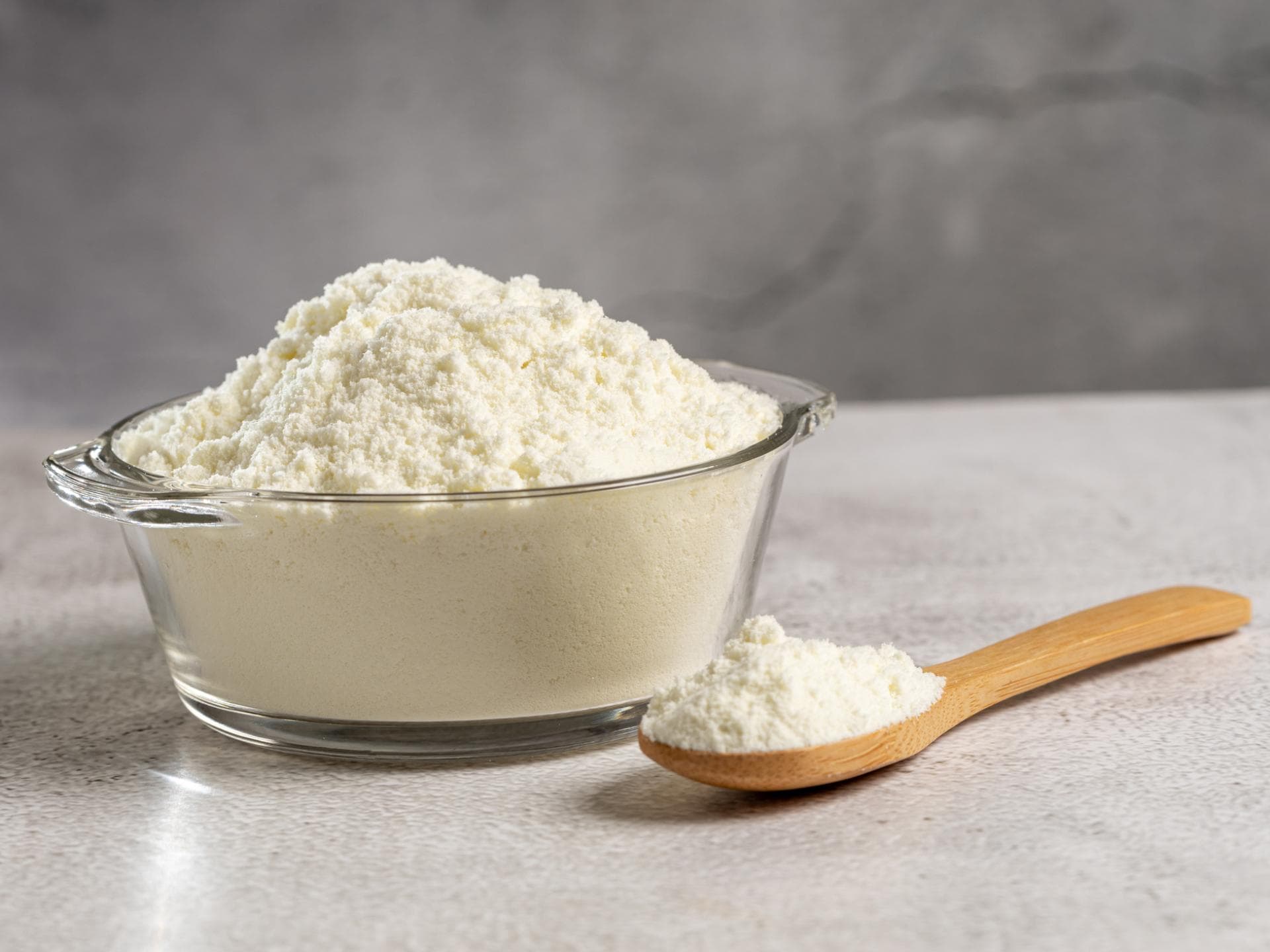 Proteinpulver in einer Glasschale