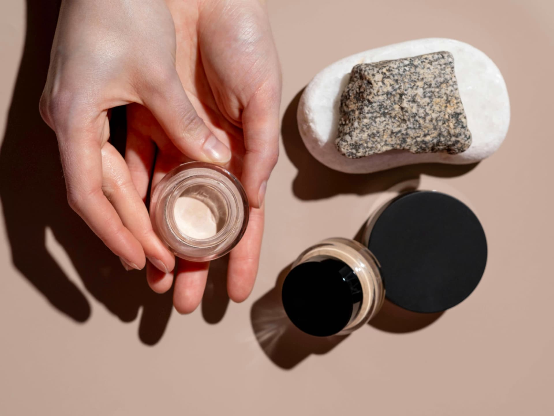 Frau sucht die richtige Concealer-Farbe