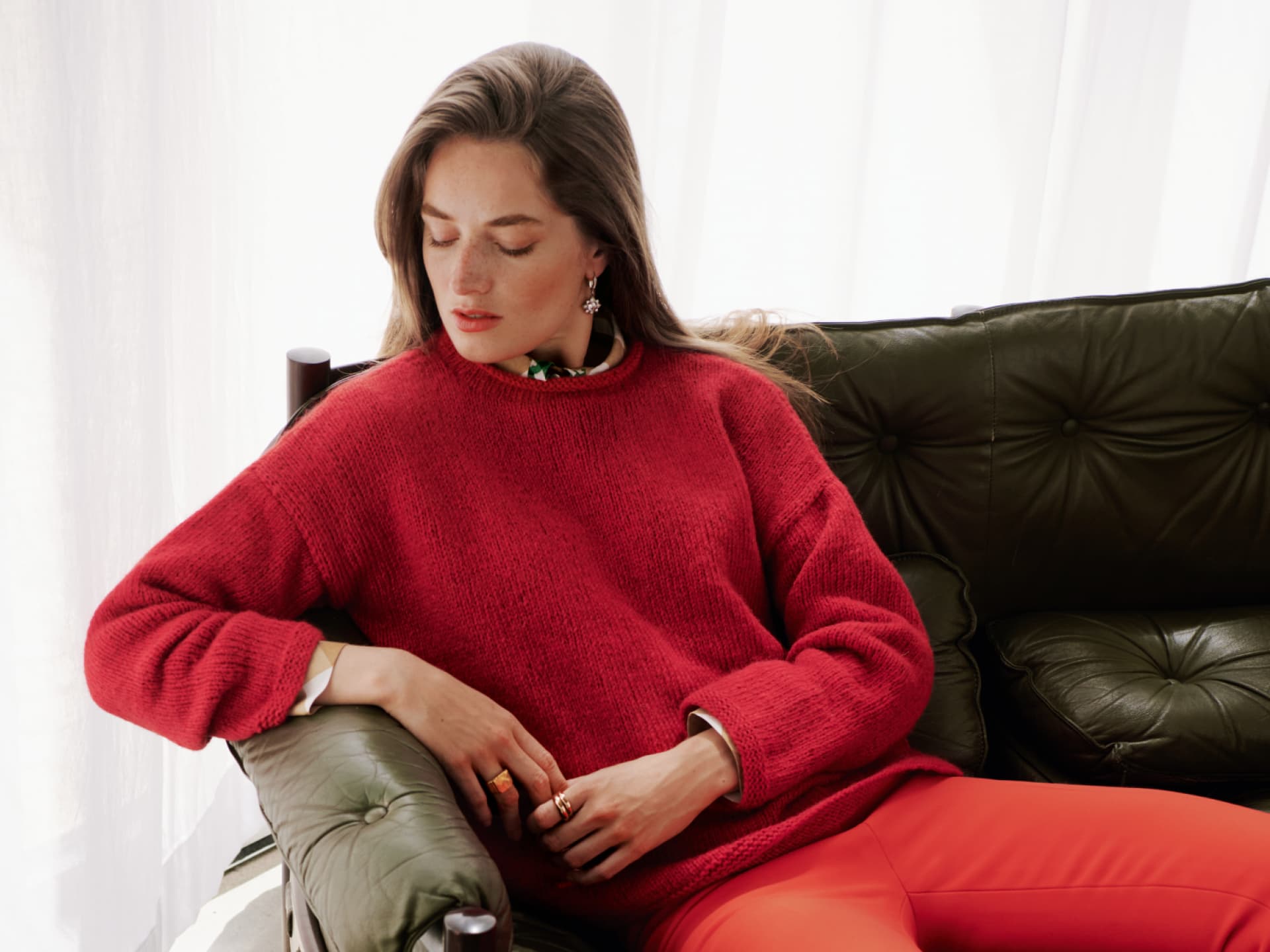 Frau im gestrickten Kuschelpullover Frau im gestrickten Kuschelpullover