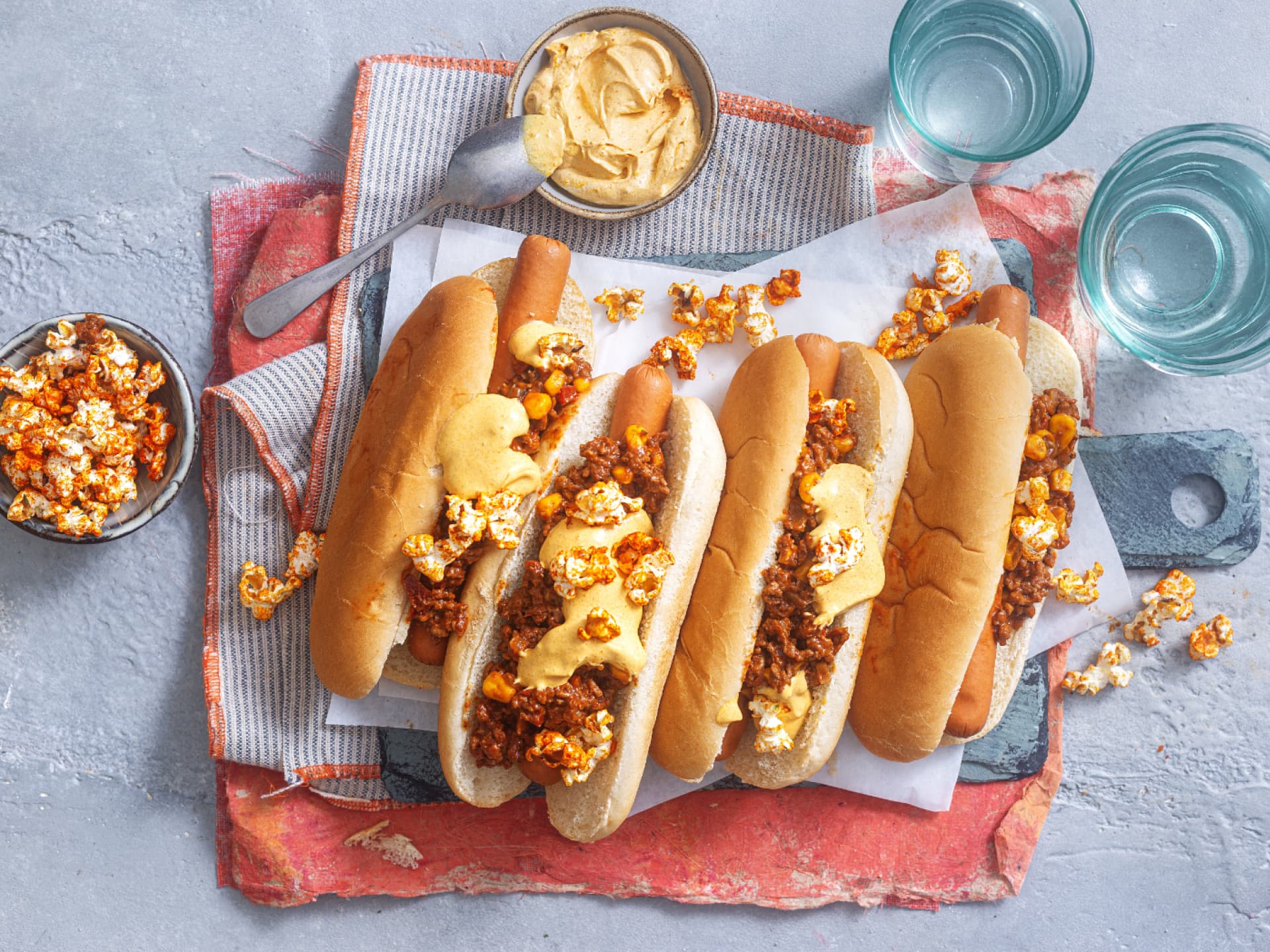 Sloppy Joe Hot Dogs mit Popcorn