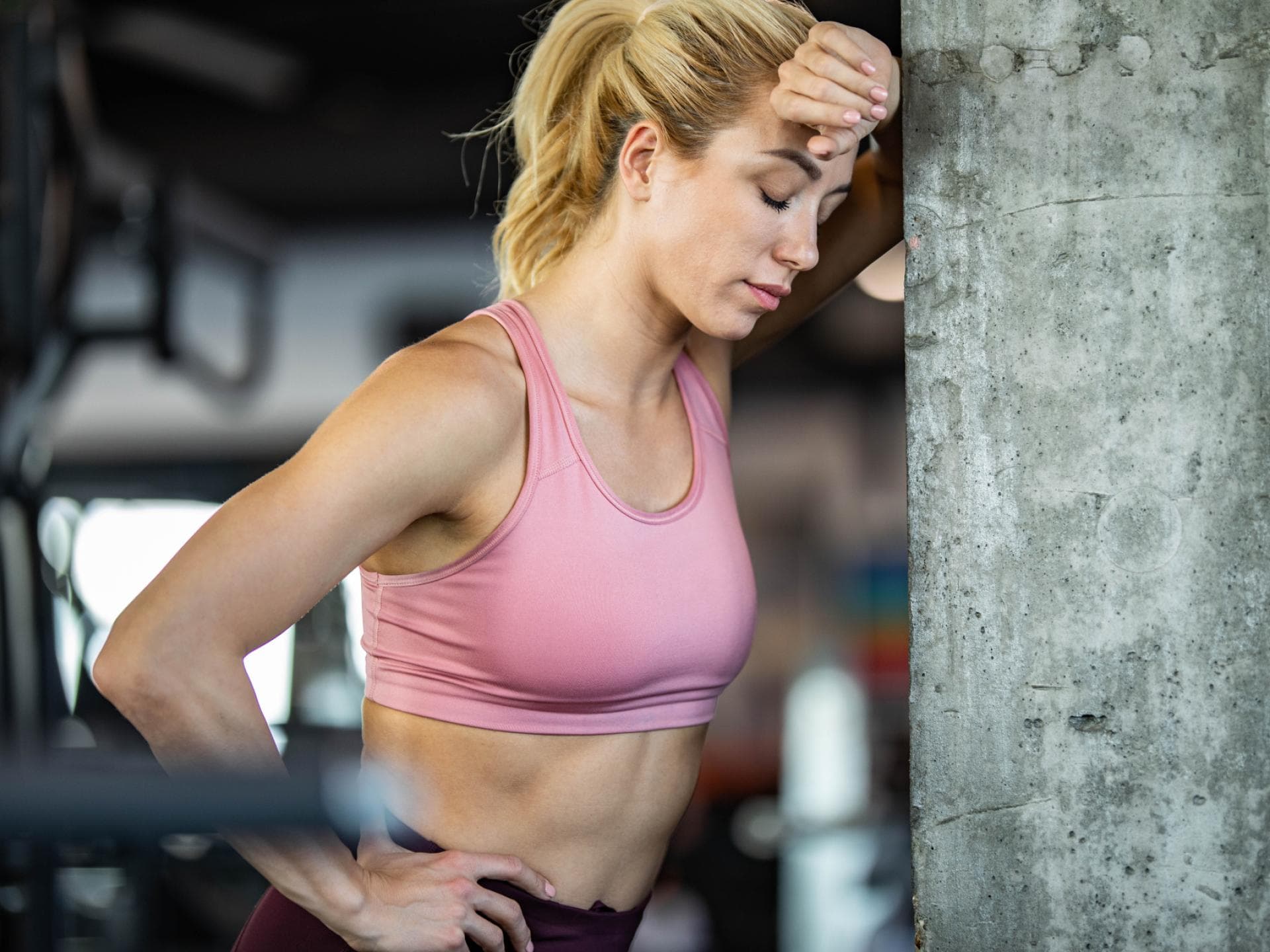Frau beim Sport hat Beschwerden