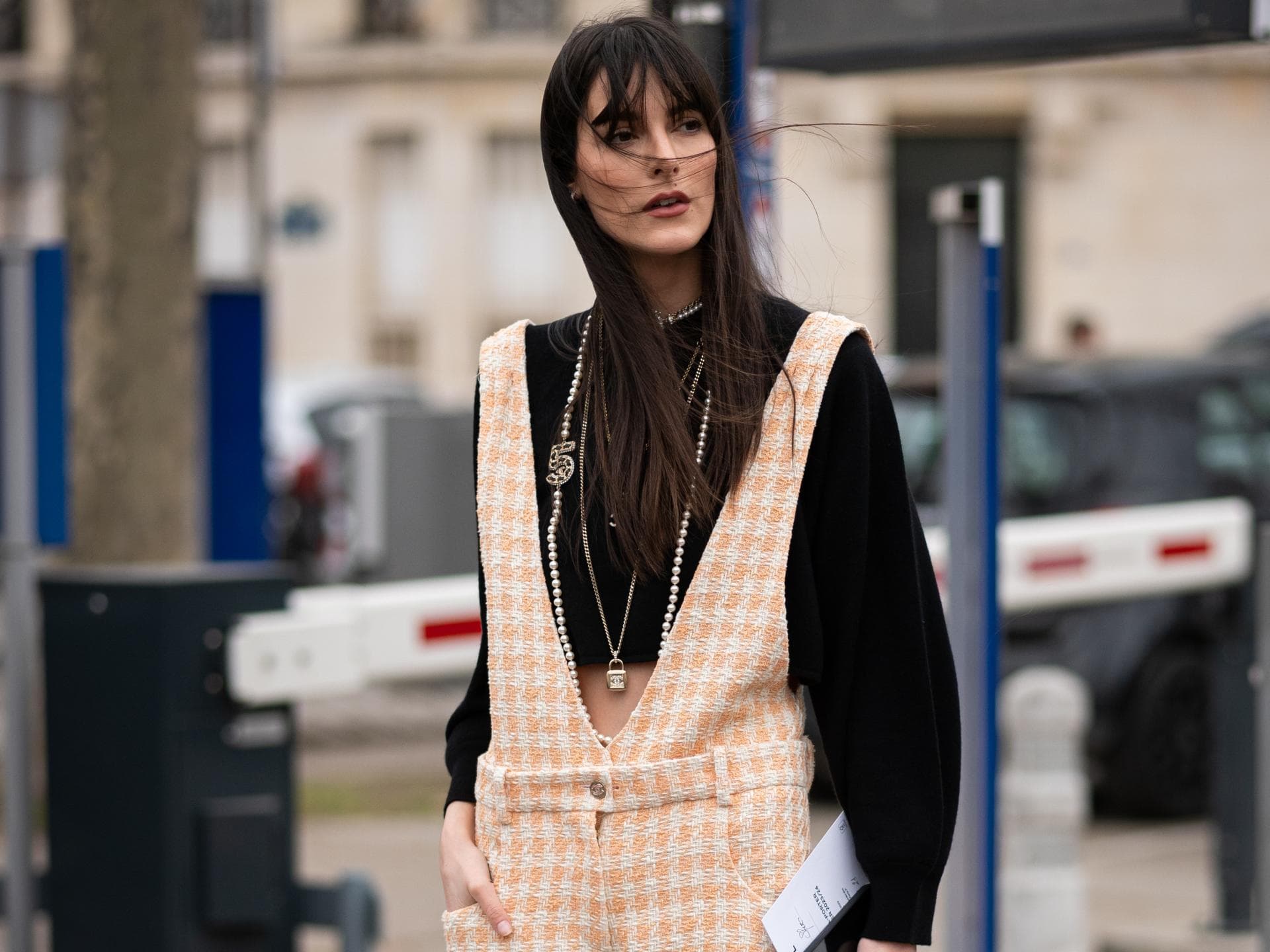 Frau im eleganten Dungaree-Streetstyle