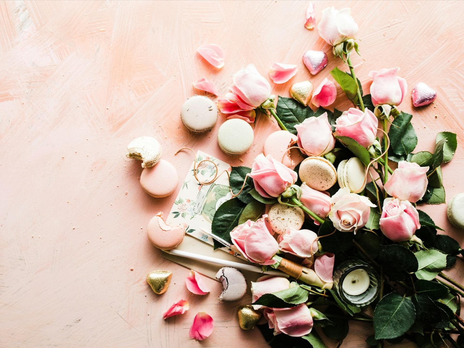 Rosen, Macarons und Kerzen