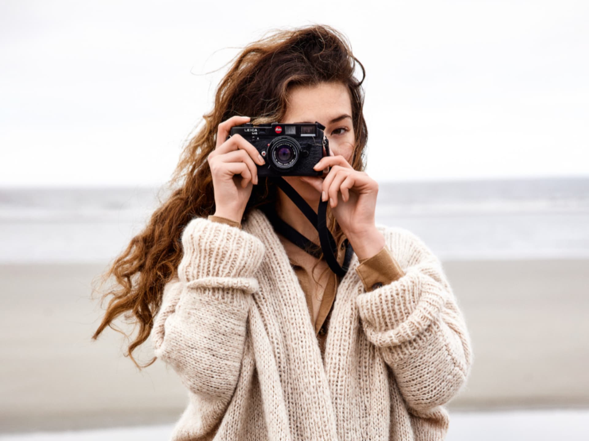 Frau trägt gestrickten XXL-Cardigan Frau trägt gestrickten XXL-Cardigan