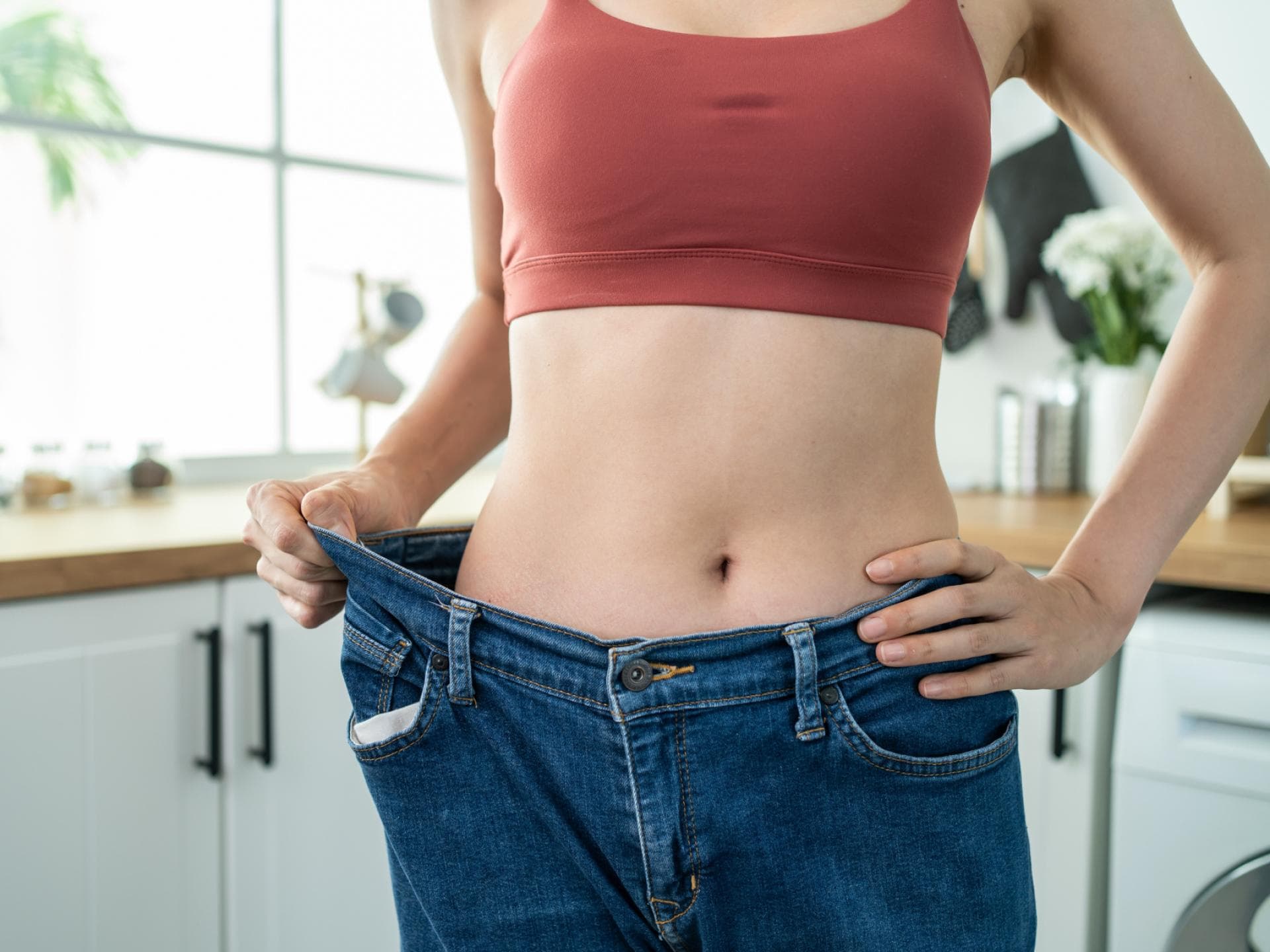 Frau trägt Hose, die zu groß am Bauch ist Frau trägt Hose, die zu groß am Bauch ist