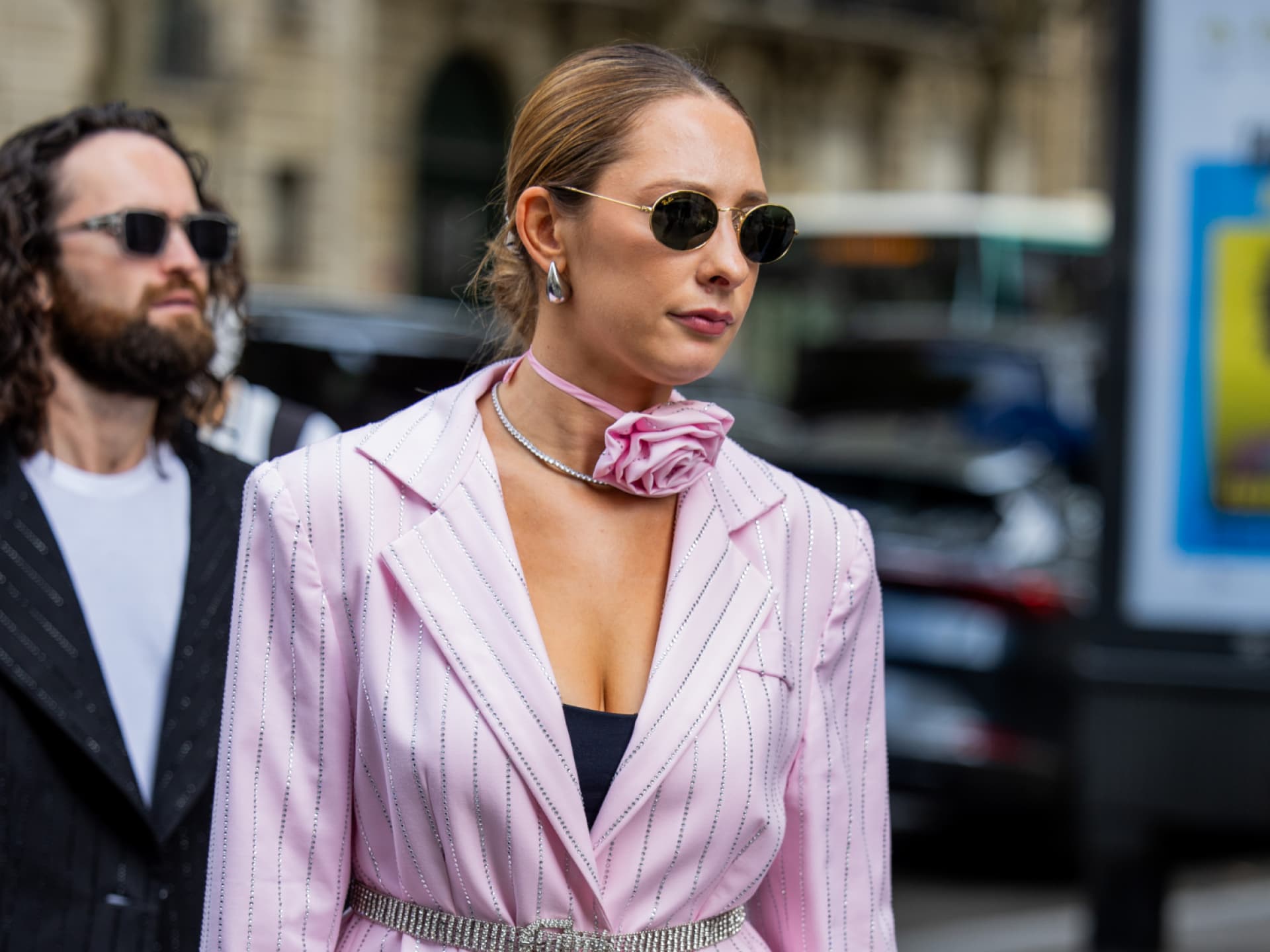 Fashion-Week-Besucherin mit Ansteckblume als Halsschmuck