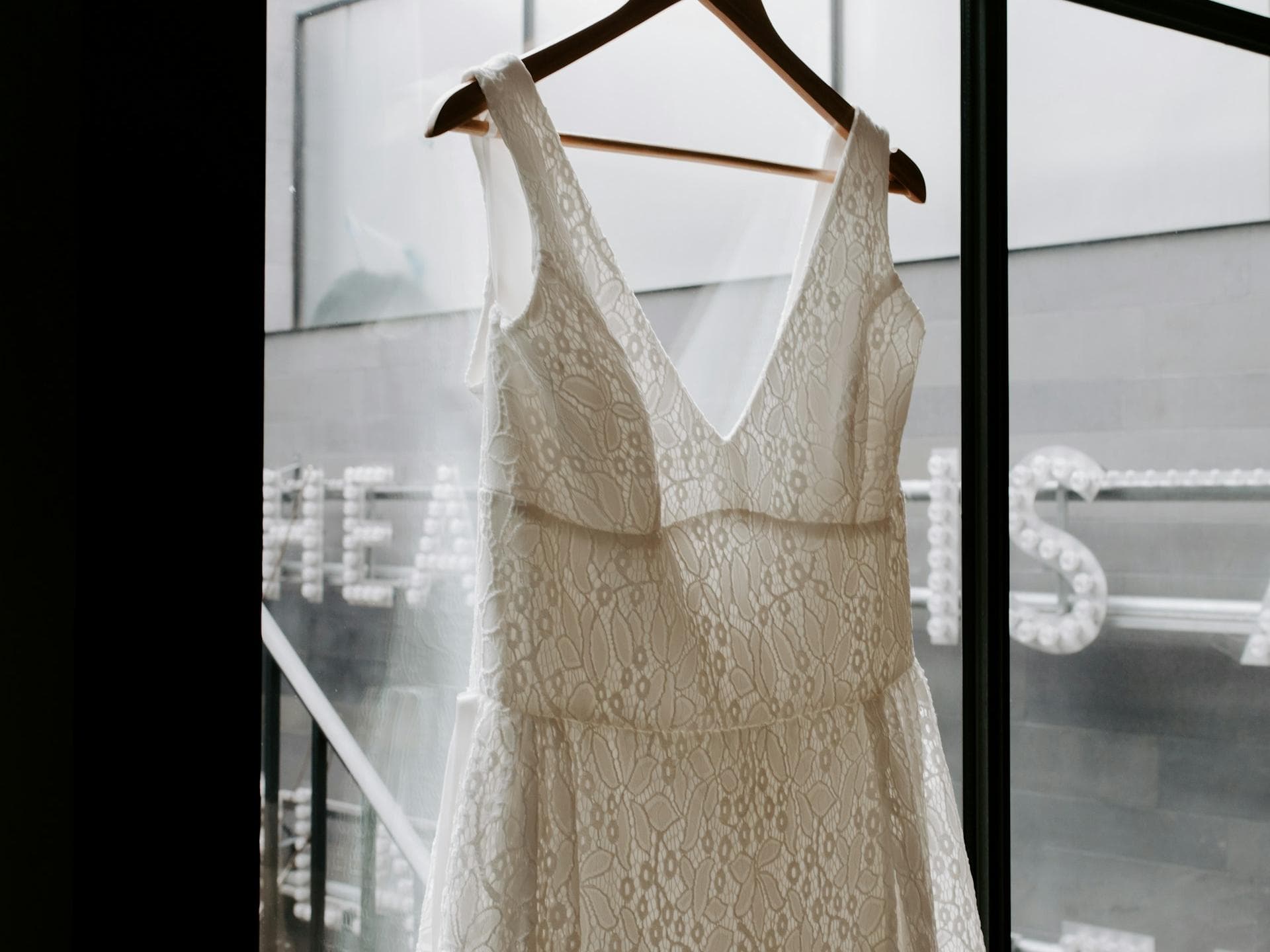 Brautkleid mit Spitze an einem Bügel