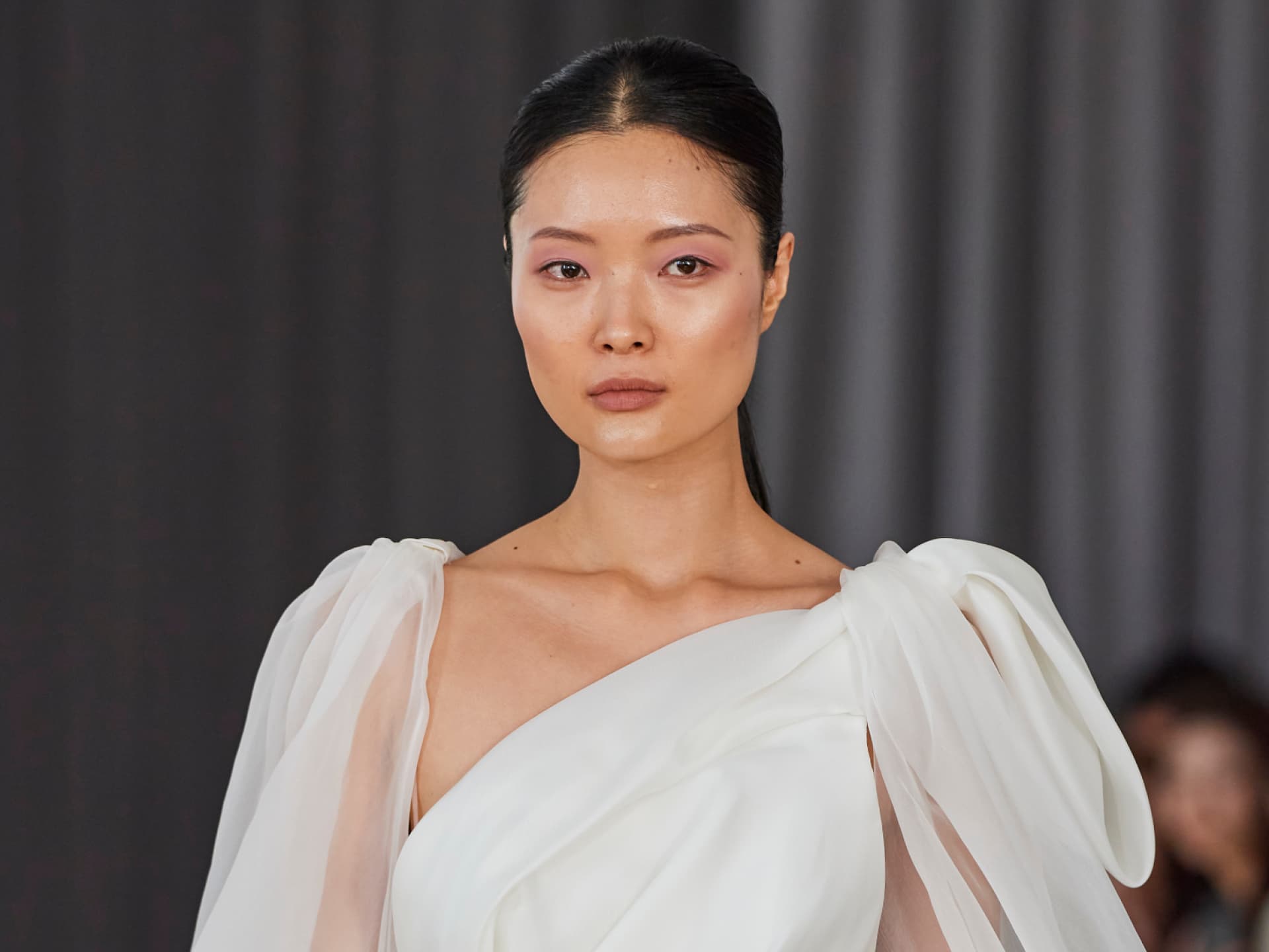 Model mit Lidschatten in Pastell-Tönen