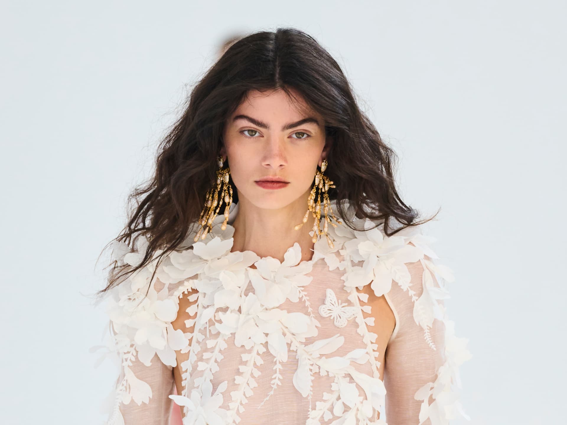 Model mit Statement-Augenbrauen Make-up