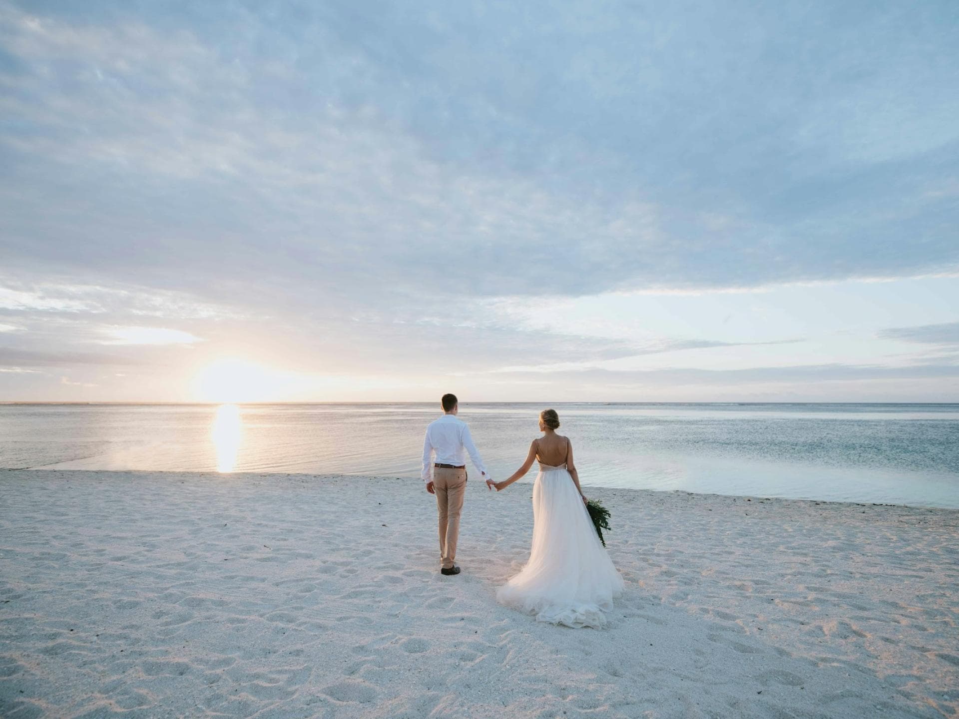 Braut und Bräutigam bei einer Elopement Hochzeit am Strand