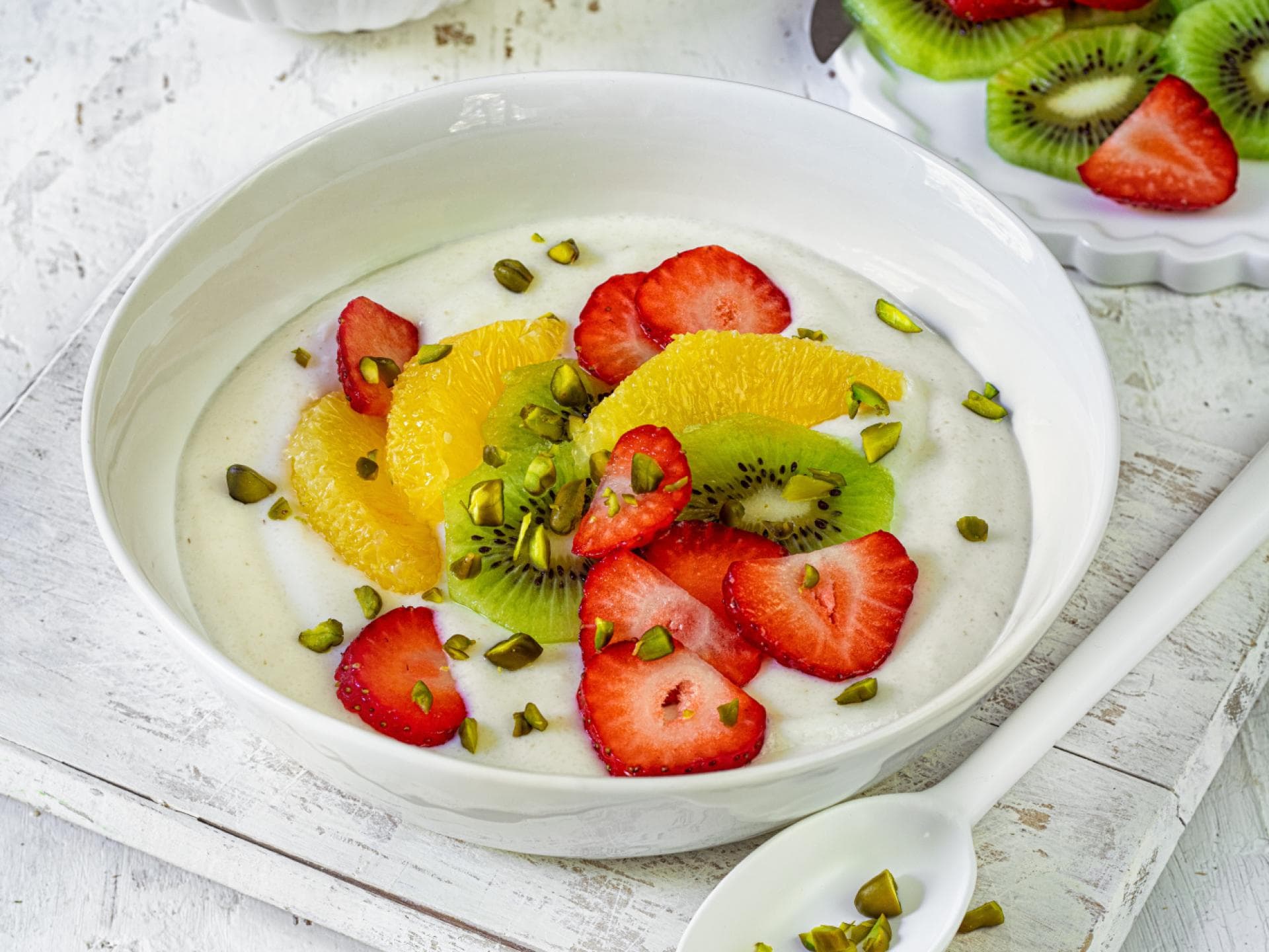 Frühstücks-Grießbrei mit Skyr und Obst Frühstücks-Grießbrei mit Skyr und Obst