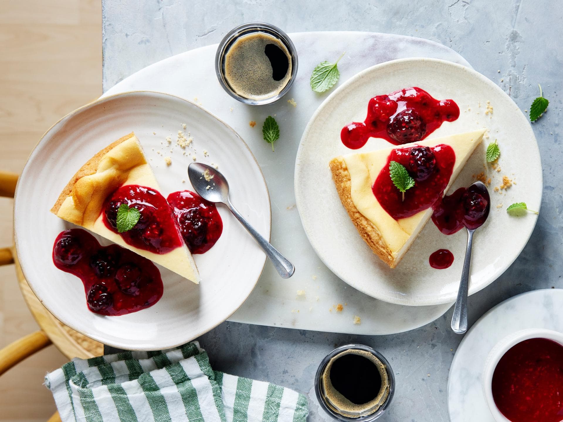Tofu-Käsekuchen mit Beerensauce