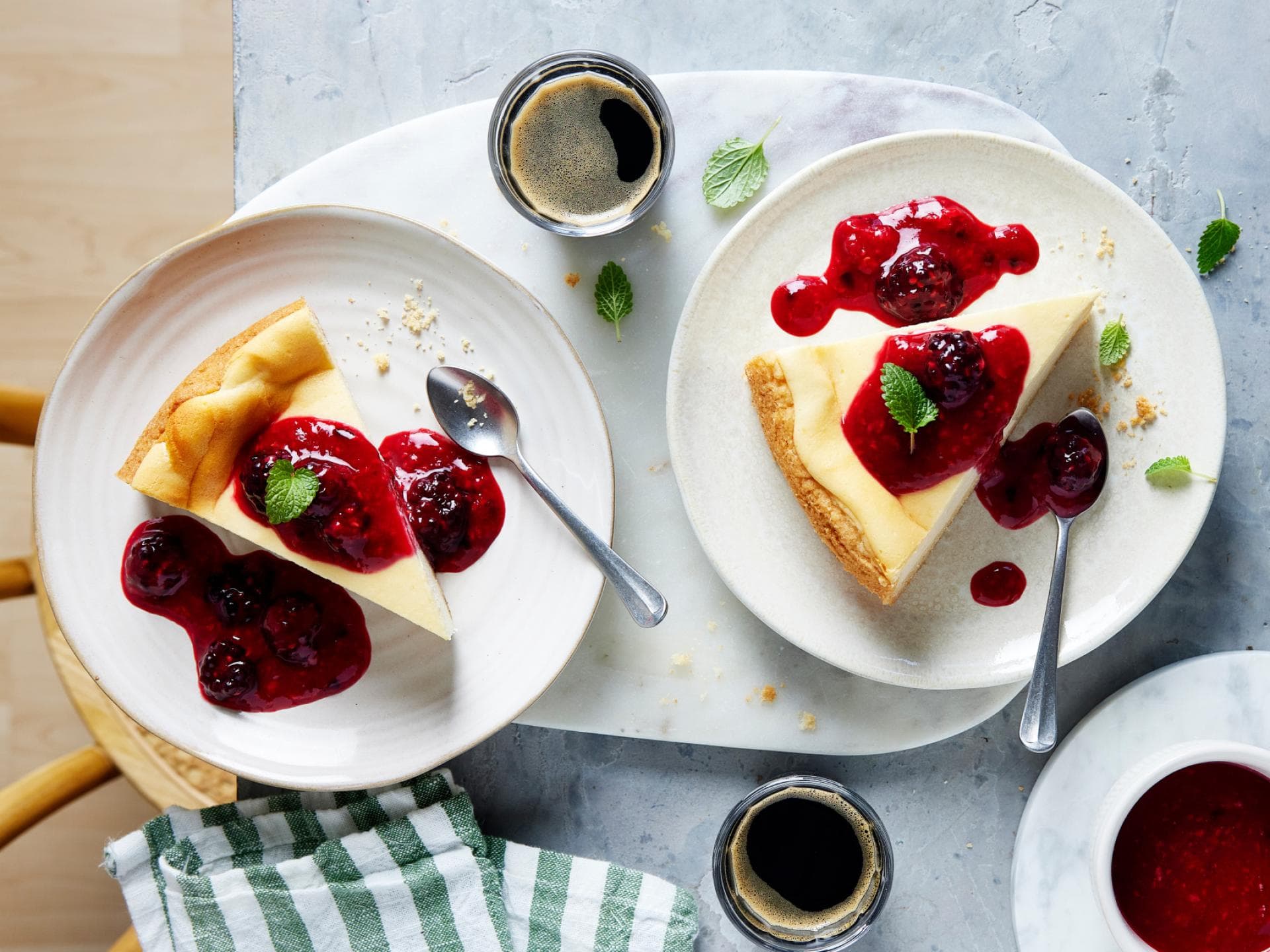 Tofu-Käsekuchen mit Beerensauce