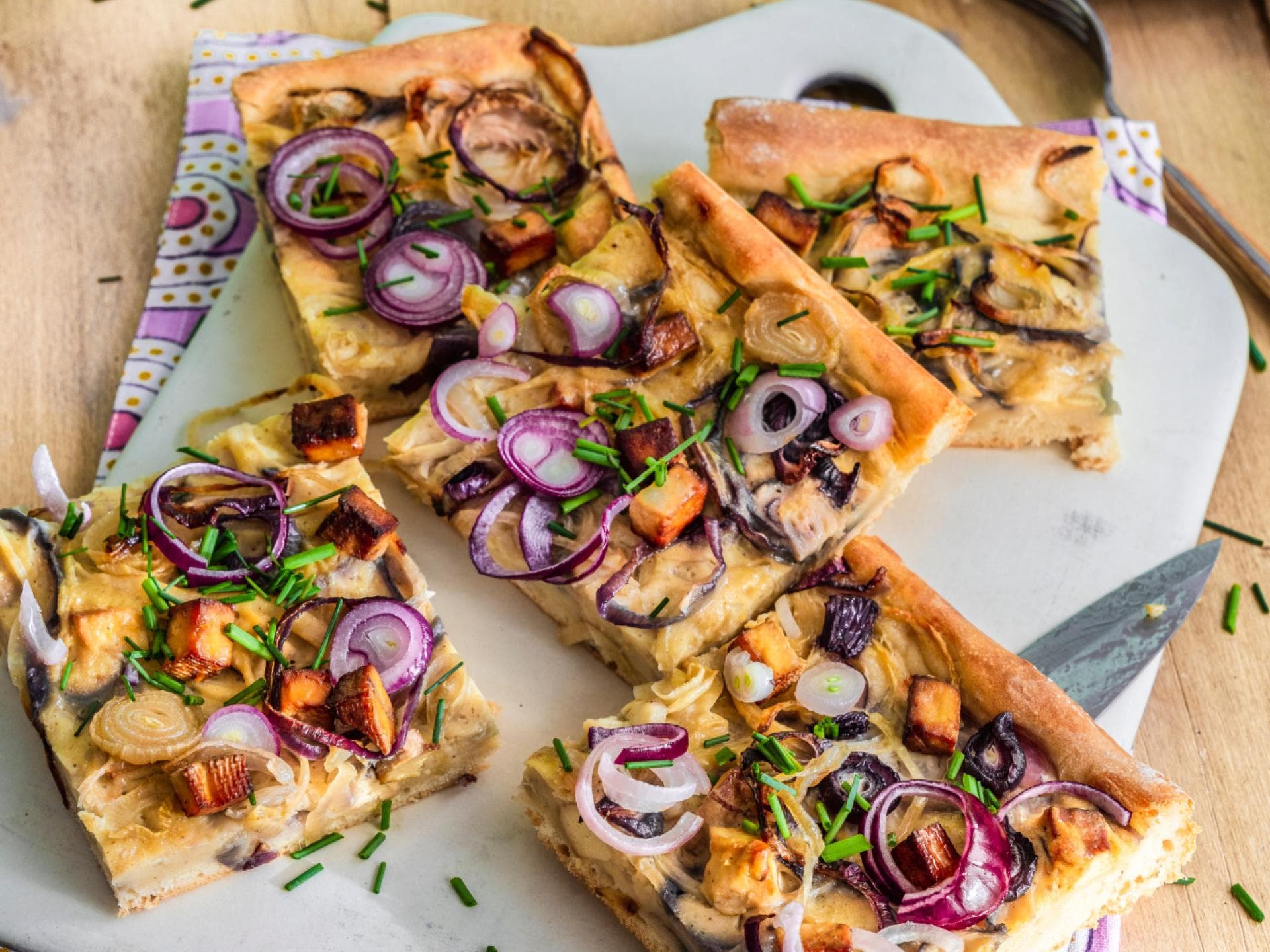 Veganer Zwiebelkuchen mit 3erlei Zwiebeln