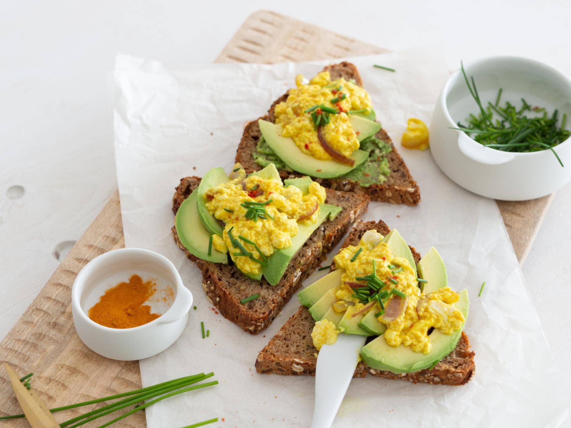 Veganes Rührei auf Vollkornbrot 