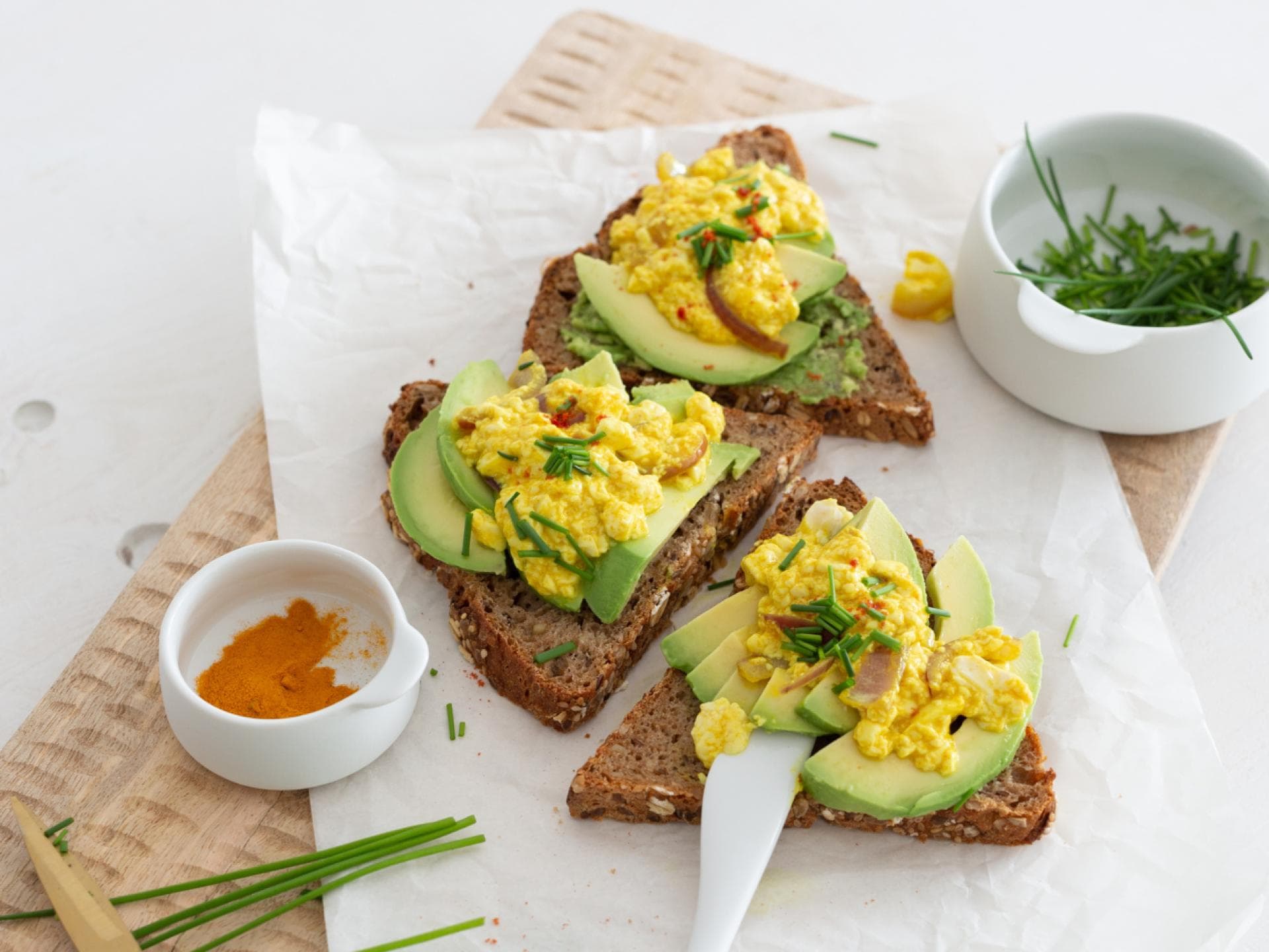 Veganes Rührei auf Vollkornbrot