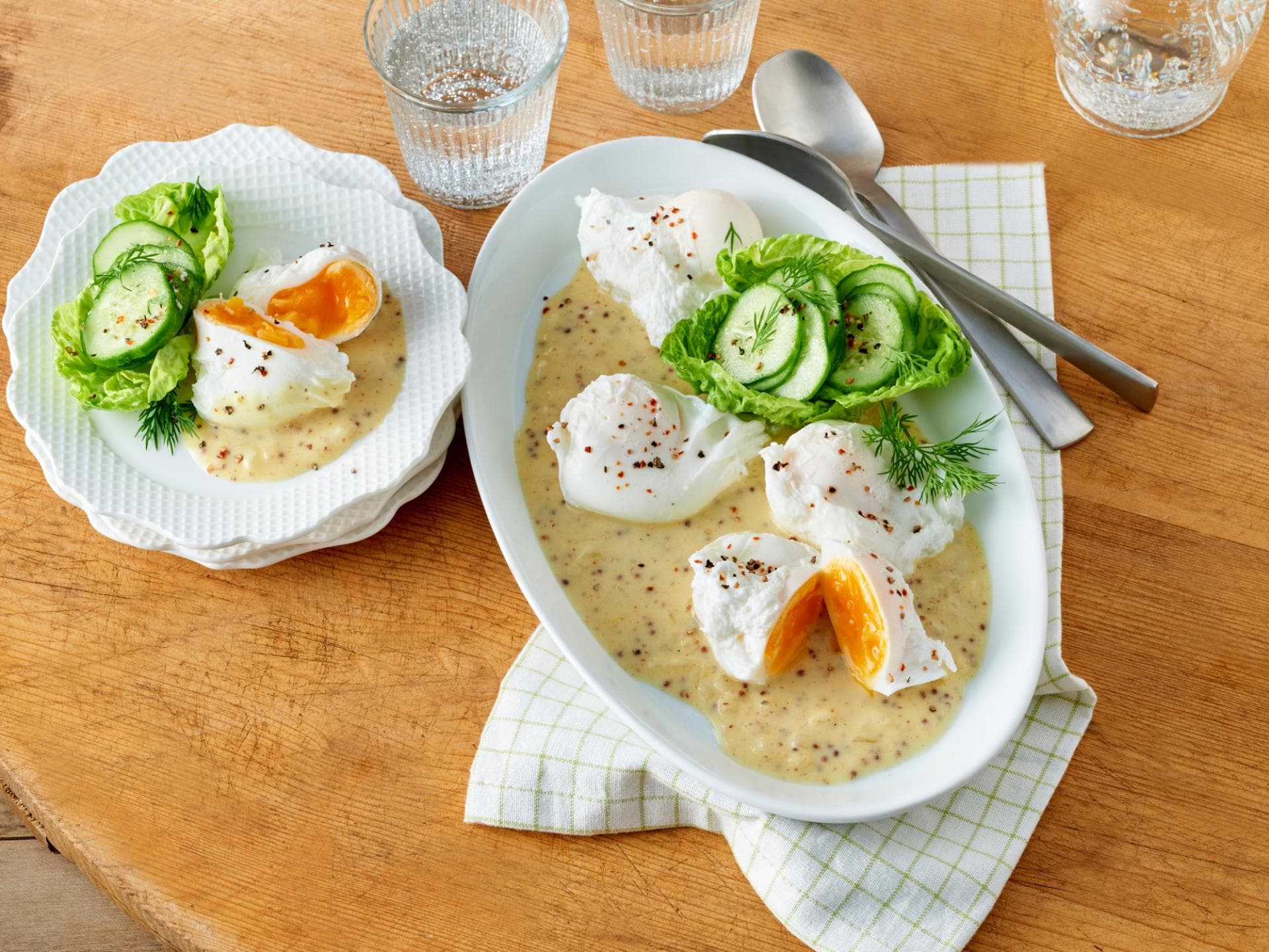 Verlorenes Ei in einer Sauce mit Salat