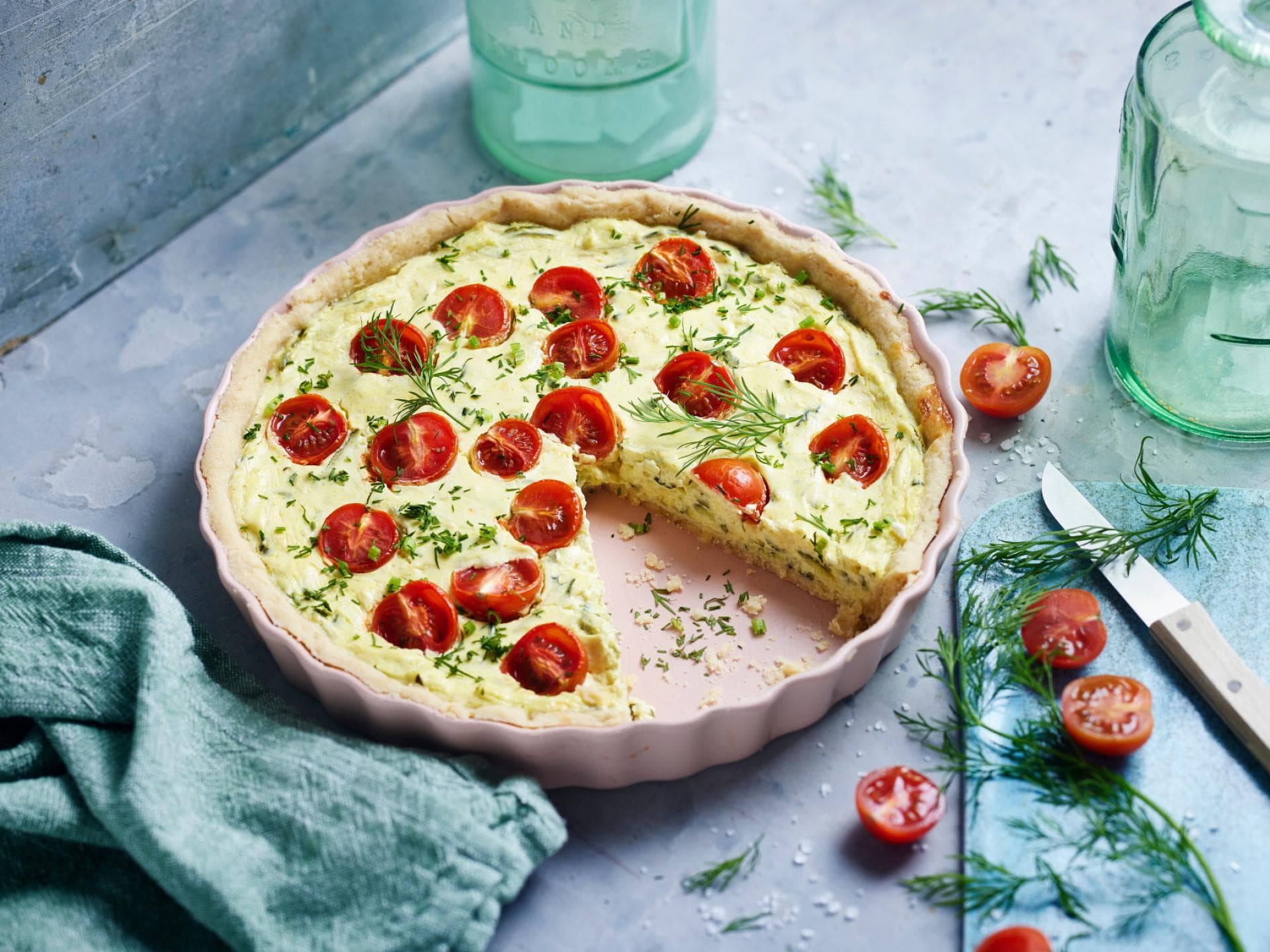 Zucchini-Quiche mit Tofu und Tomaten